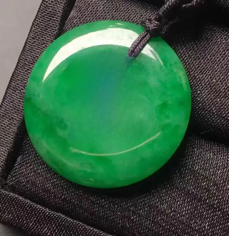 Piękna hurtownia chińskich naturalnych ręcznie rzeźbionych wisiorków Harmony Lucky Green z jadeitu + naszyjnik z liny Biżuteria modowa — zdjęcie 2