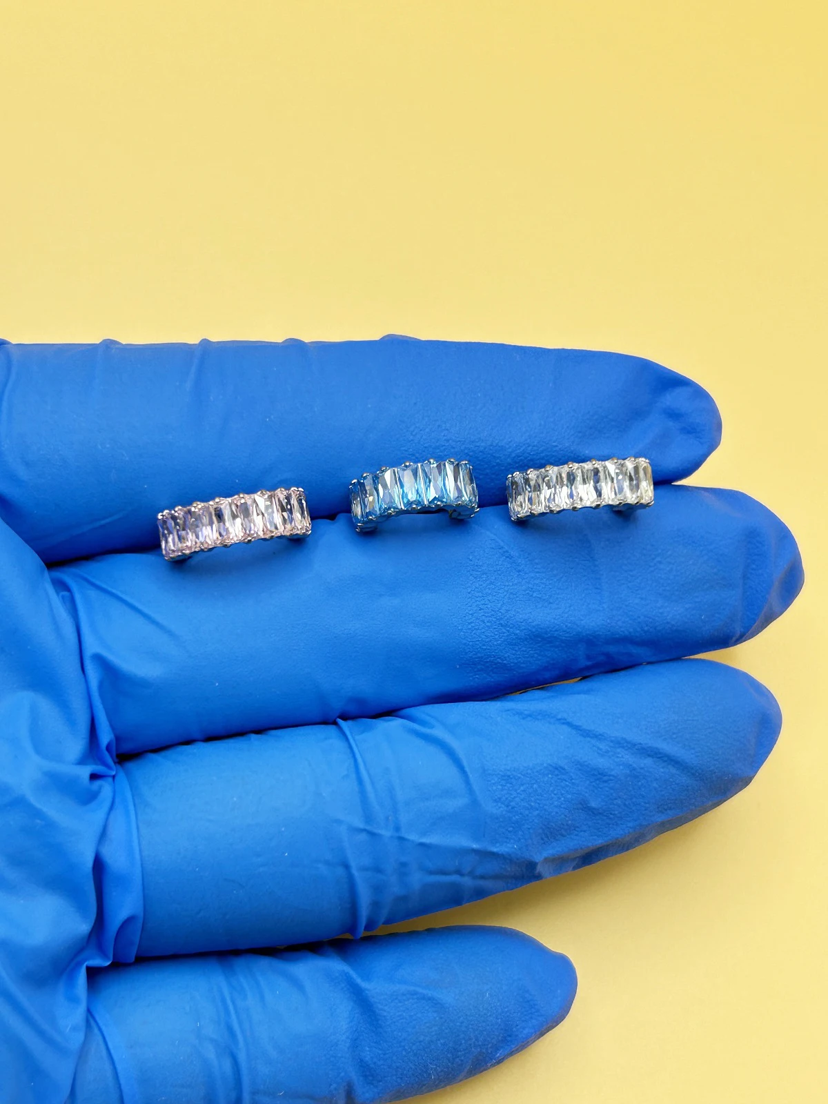 

Kenbao 10pcs ATSM F136 10pcs wholesale factory Ear Nose PIERC Cartilage Earring Earlobe Piercing CZ Paved Side Rings segment