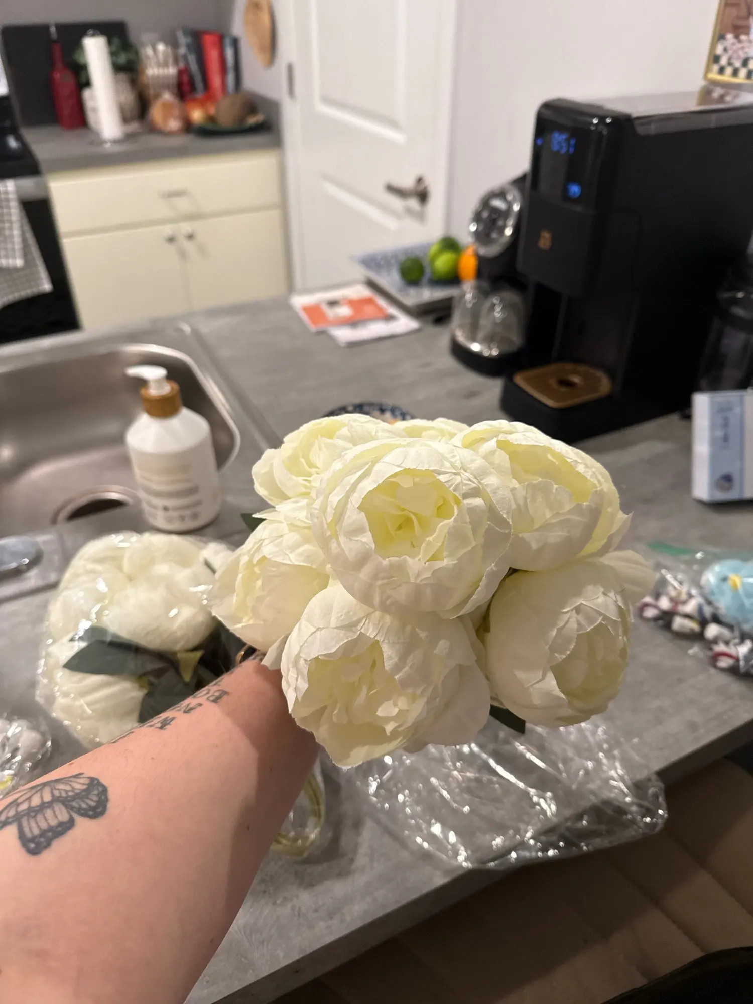 10Heads Silke Penoy Artificial Flower White Big Bud Bridal Bouquet Fake Penoy Living Room Desktop Flower Decoration Wedding photo review