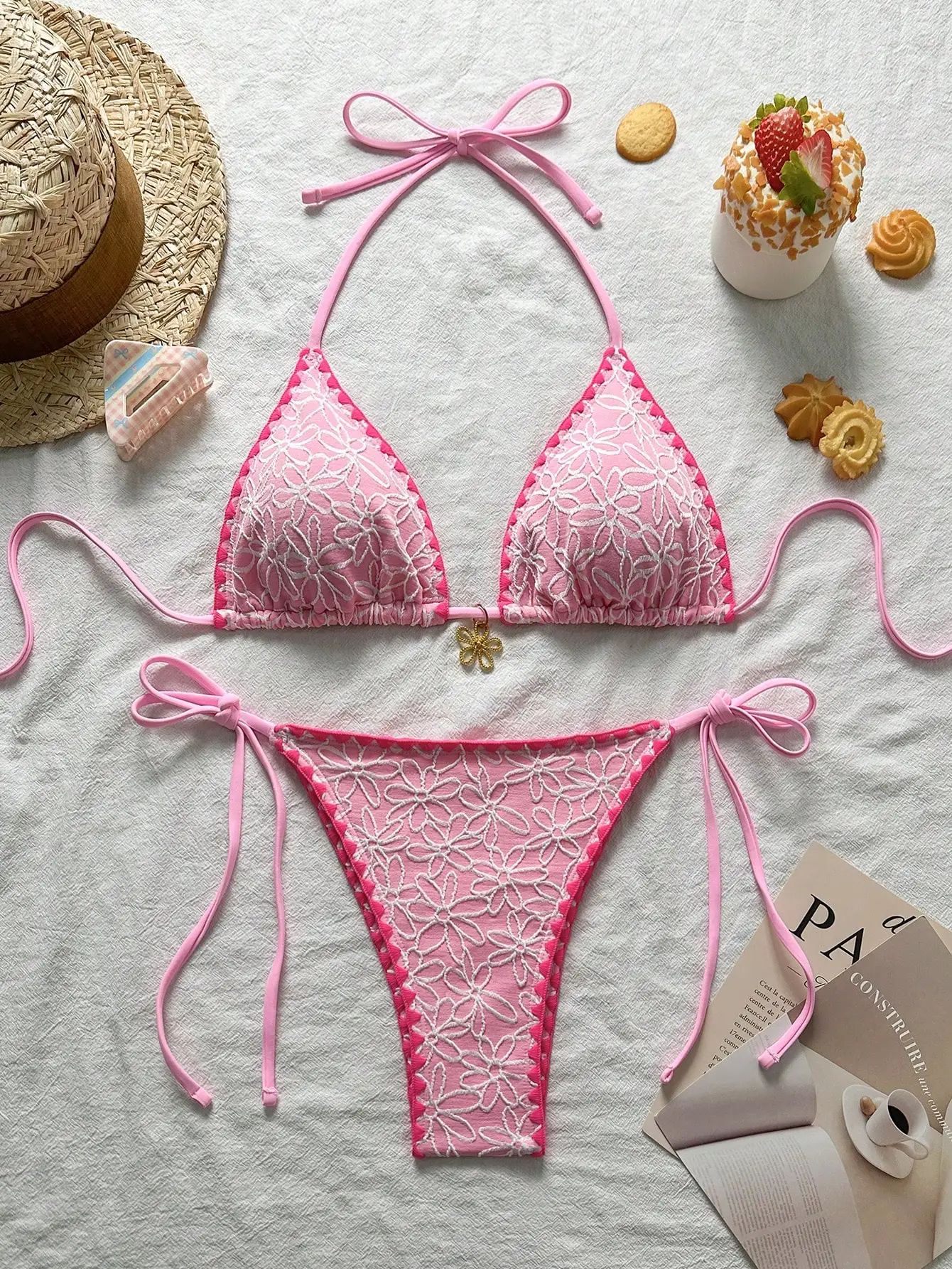 

2025 Модный и элегантный комплект бикини из текстурированной ткани с цветочным принтом, завязкой на шее, контрастными краями и стрингами с завязками по бокам