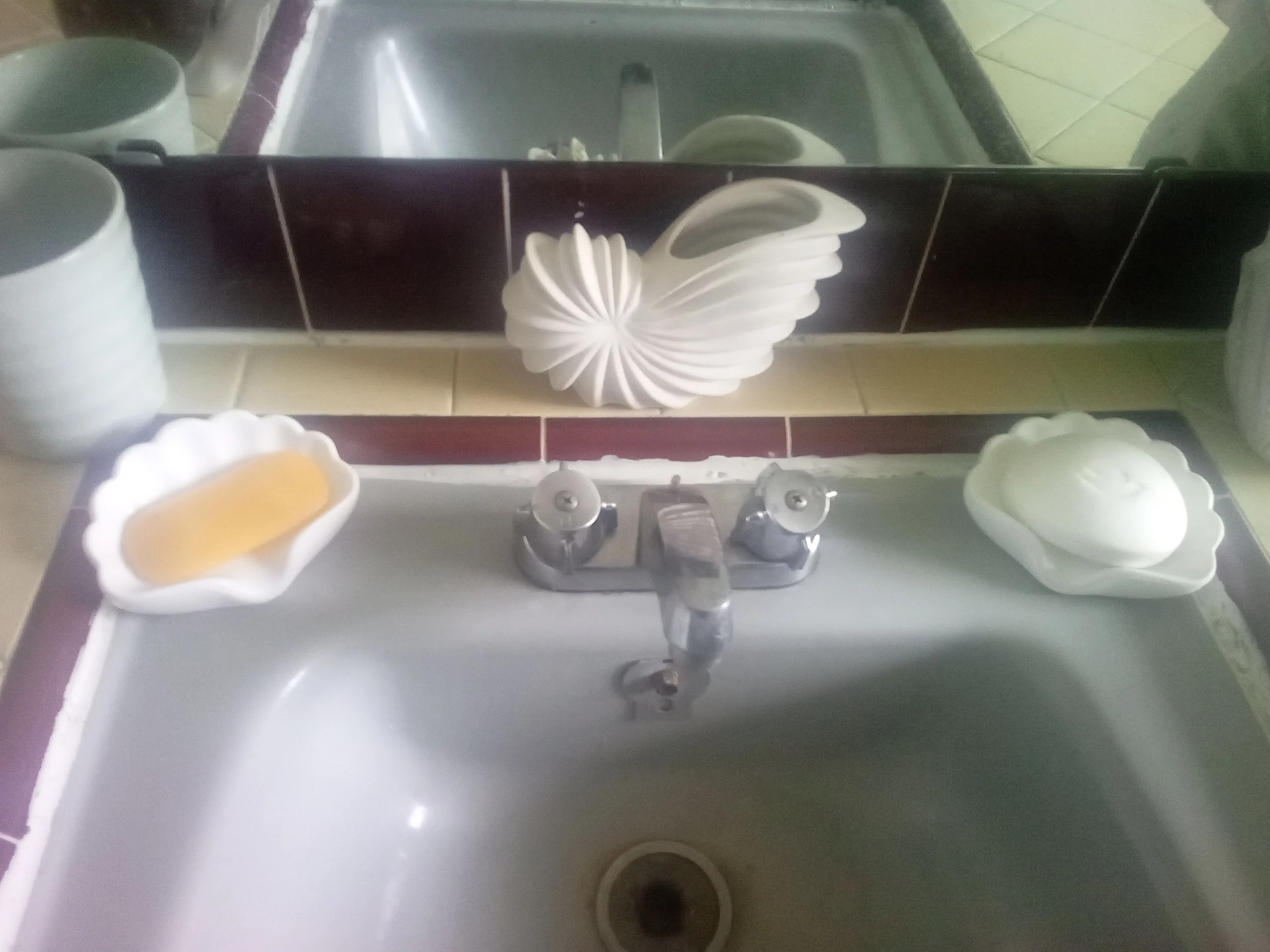 1PC Shell Shape Drain Soap Dish Holder Creative Home Soap Dishes Jewelry Boxes Storage Box Bathroom Accessories photo review