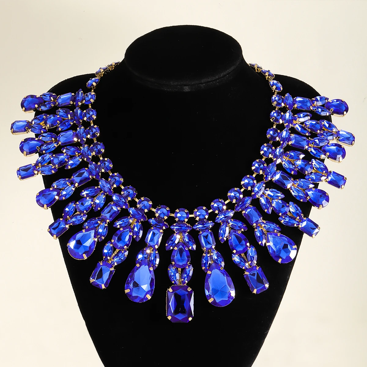 

girlgo Luxurious Full Rhinestone Pendant Necklace - Elegant Sparkling Jewelry Perfect for Parties Weddings and Special Occasions