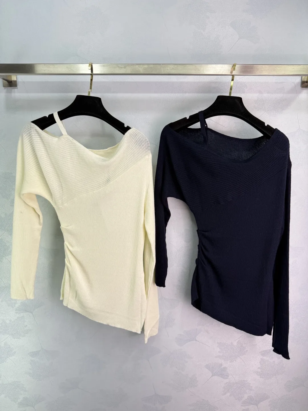 

Новинка 2025, женский вязаный косой плечевой ремень с длинными рукавами, удобный эластичный топ на одно плечо, осень/зима