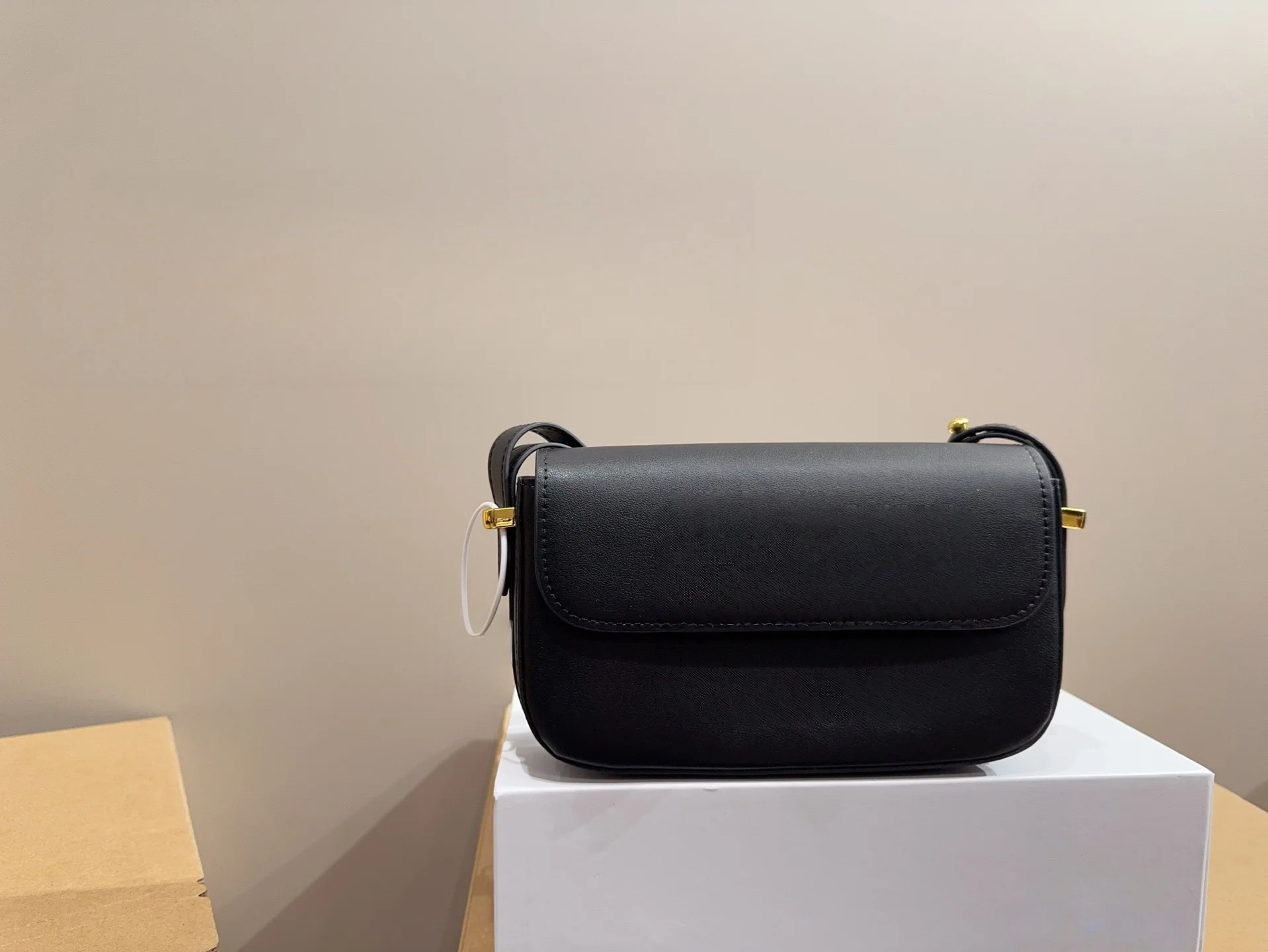 

Новая высококачественная маленькая сумка подмышки в стиле ретро с металлической пряжкой и украшением