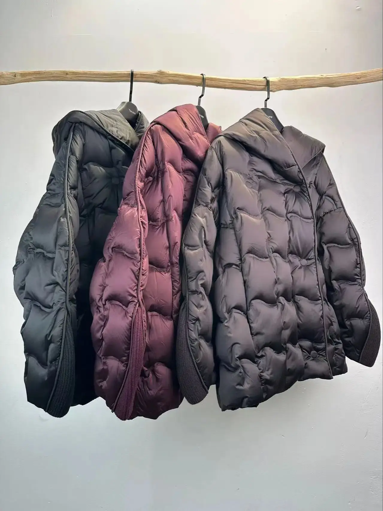 Elegante, minimal hochwertige Daunenjacke mit schrägen Knöpfen und Kapuze