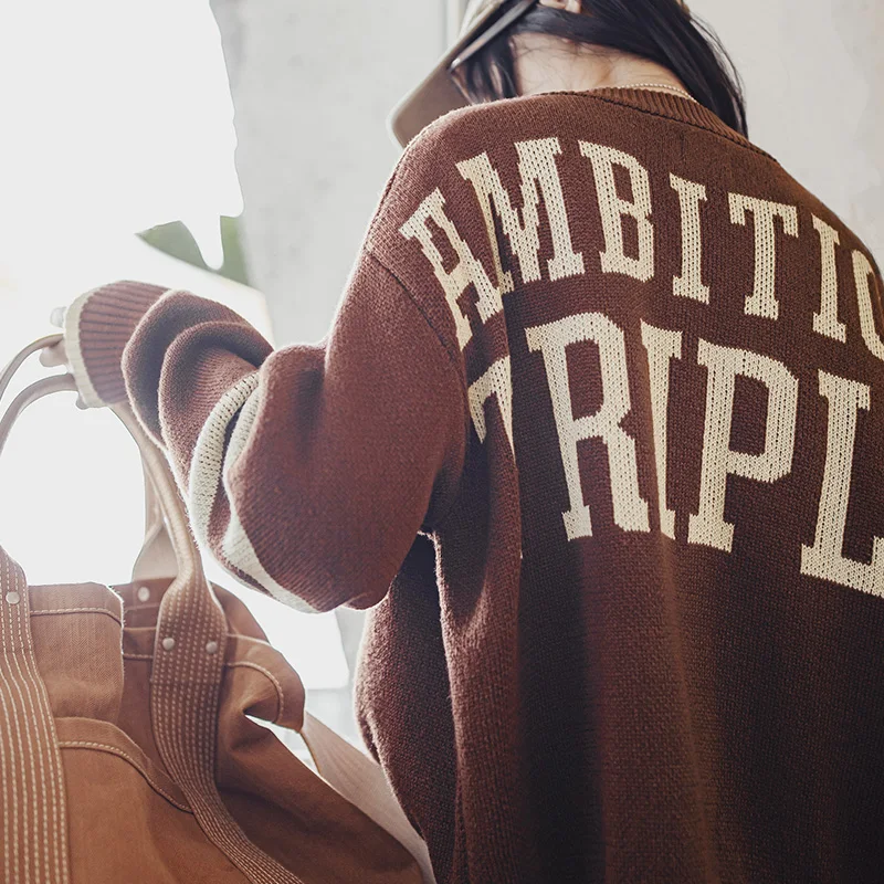 Damski luźny sweter z dzianiny w stylu vintage z obniżonymi ramionami, dekoltem w serek, zapinany na jeden guzik, casualowy, jesienno-zimowy top damski.