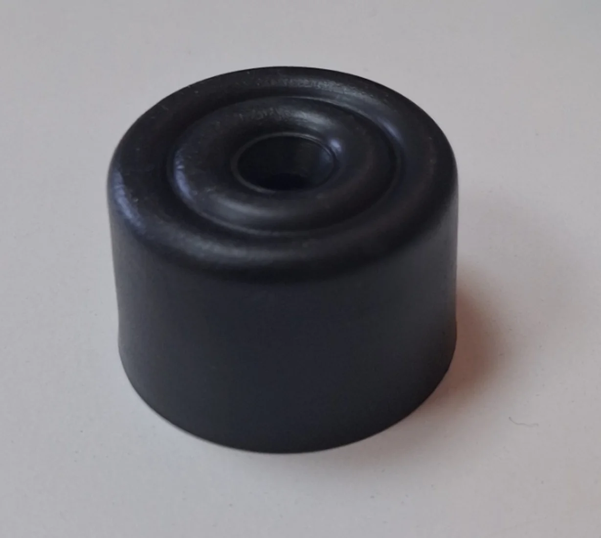 6x Ronde deurstoppers die aan de vloer geschroefd kunnen worden. Gebruik binnen en buiten. 30 x 20 mm. Inclusief pluggen en schroeven. Duurzaam PVC-materiaal. Gemaakt in Spanje.