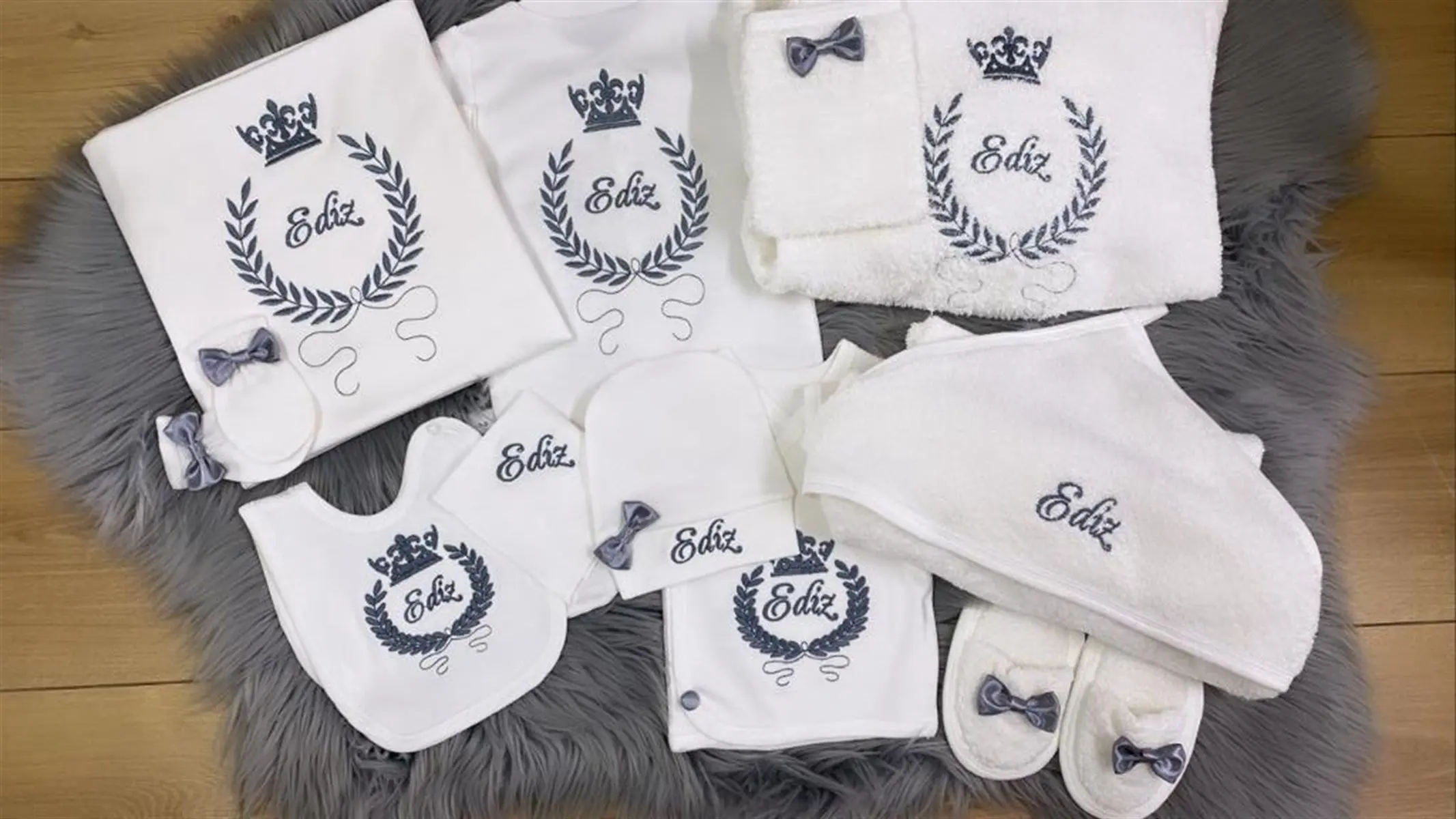 

Crown Bow Embroidered and Name Embroidered Baby Newborn Set and Bathrobe Set