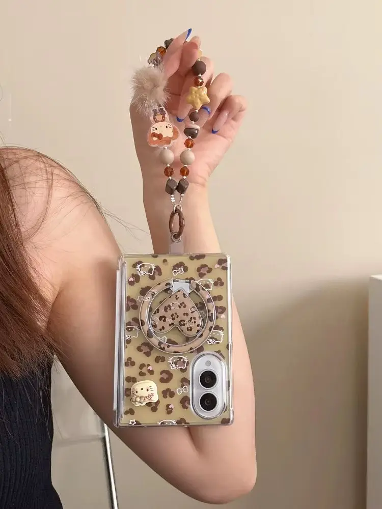 Magnetyczne etui na telefon z motywem kota w panterkę, przeznaczone do modeli Samsung Galaxy Z Fold 8, Ultra Fold 7, Fold 7, 6, 5, z funkcją podstawki Magsafe i łańcuszkiem. — zdjęcie produktu 7