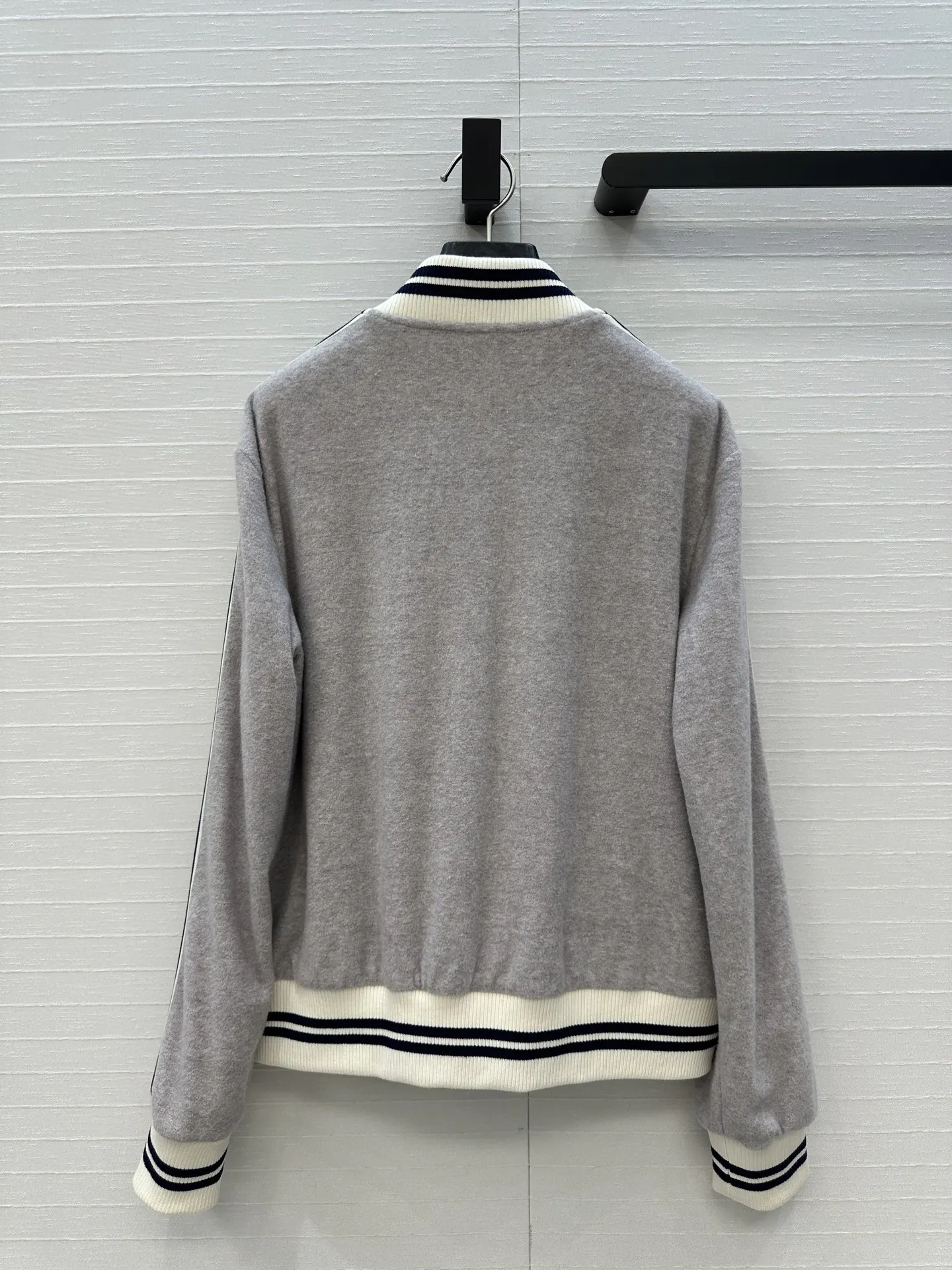 

Новинка осени/зимы 2025 года, светло-серая бархатная куртка, пальто с вышивкой 442