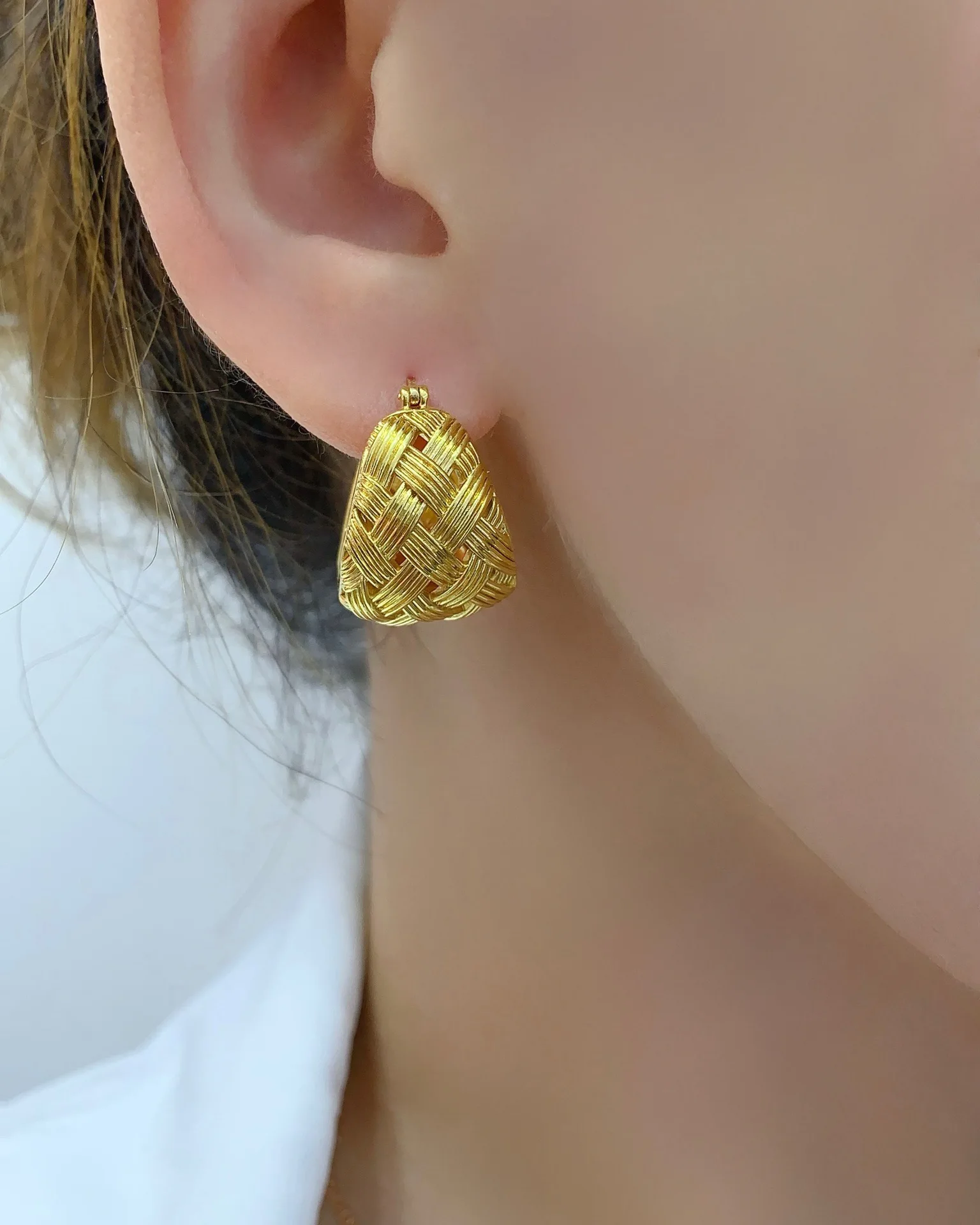 MADALENA SARARA 18K Gold Braid Pattern Circle Earrings In Geometric Design