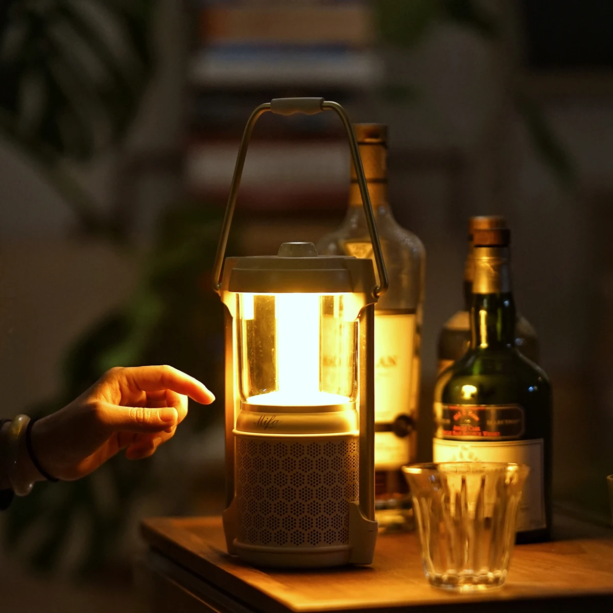 Imagem -03 - Mifa Lyra Bluetooth Speaker Lanterna Poderosa Som 360 ° Luz 360 ° Modos de Iluminação Ip67 Impermeável 38h Playtime 5.3