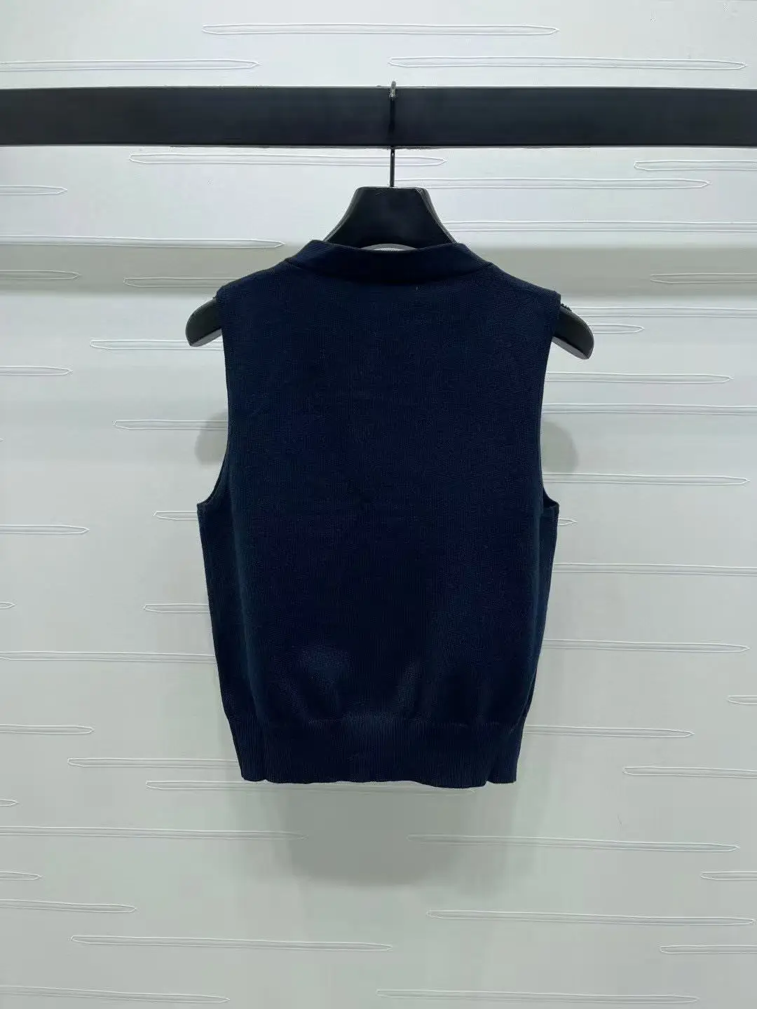 

The latest V-neck embroidered knitted waistcoat collection for early autumn