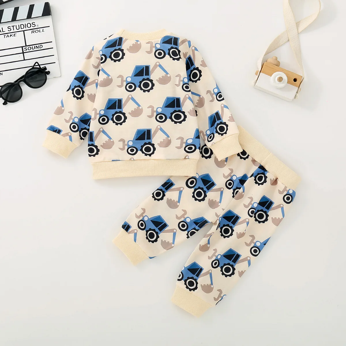 

Три варианта цвета, большой детский костюм, топ с принтом экскаватора + брюки одинаковой серии, модная повседневная одежда.