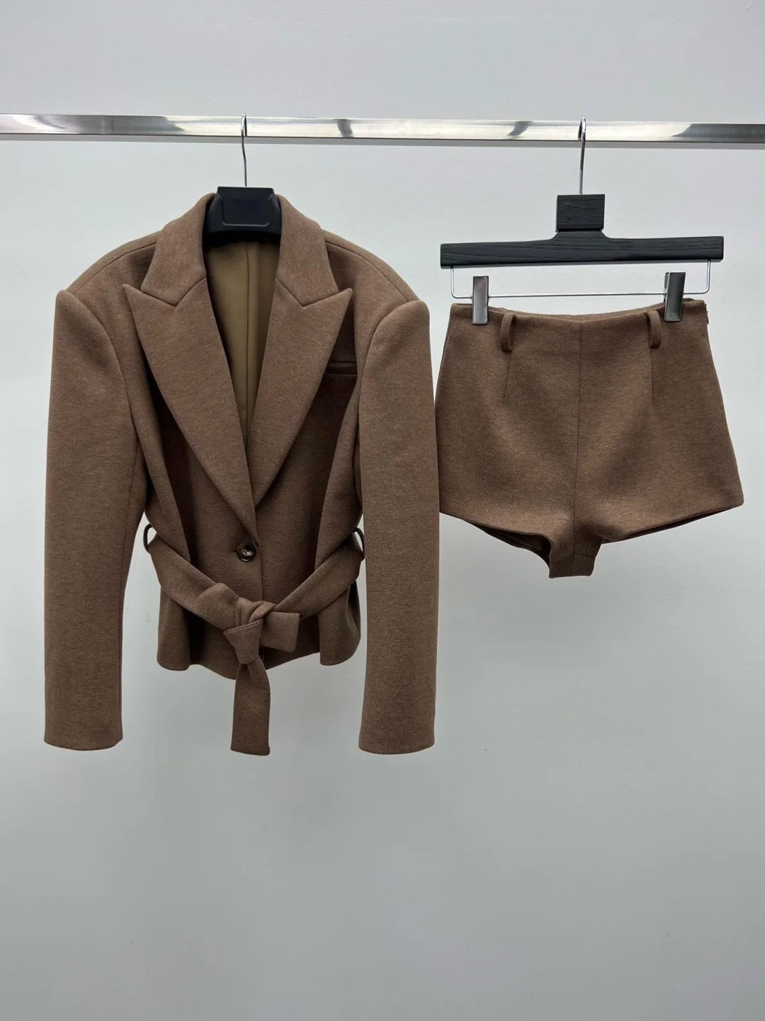 

Новый весенний костюм 2026 года: высококачественный шерстяной пиджак с отложным воротником и поясом, а также шорты из шерсти с эффектом утягивания талии.