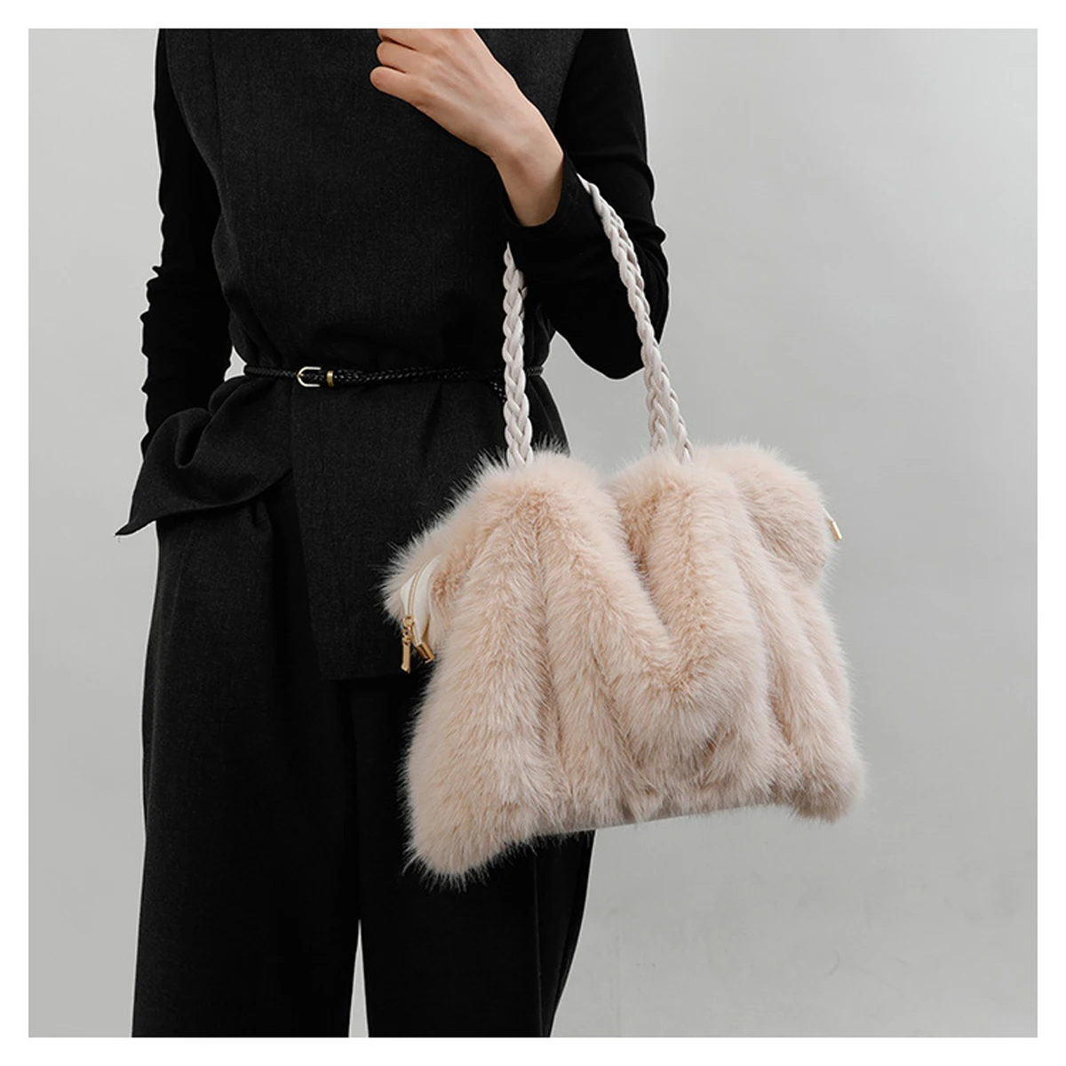 Modische Plüsch-Einkaufstasche für Damen mit großer Kapazität, hochwertige plissierte Fuchspelz-Schulter-Crossbody-Tasche, Pendlertasche mit Metallkette – Detail 11