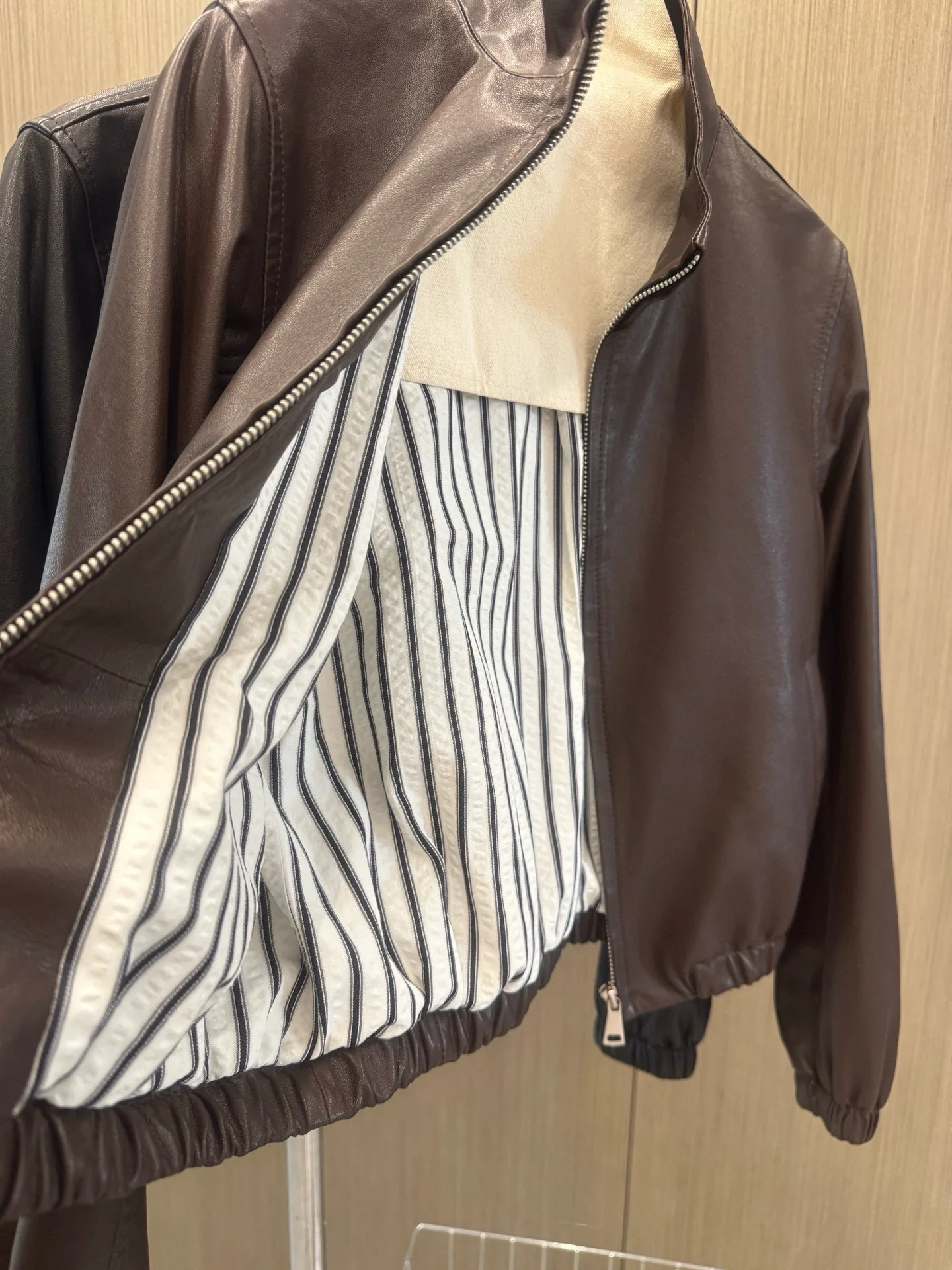 Elegante, lässige Herbst-Damen-Lederjacke mit Reißverschluss