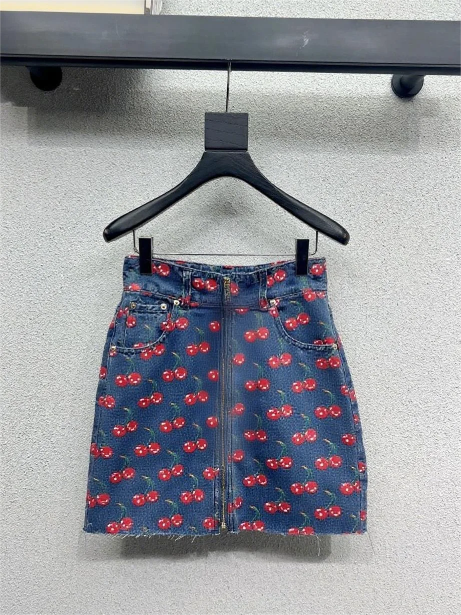 

2025 New Women's Fashion Versatile Cherry Jacquard Zipper Denim Half Skirt