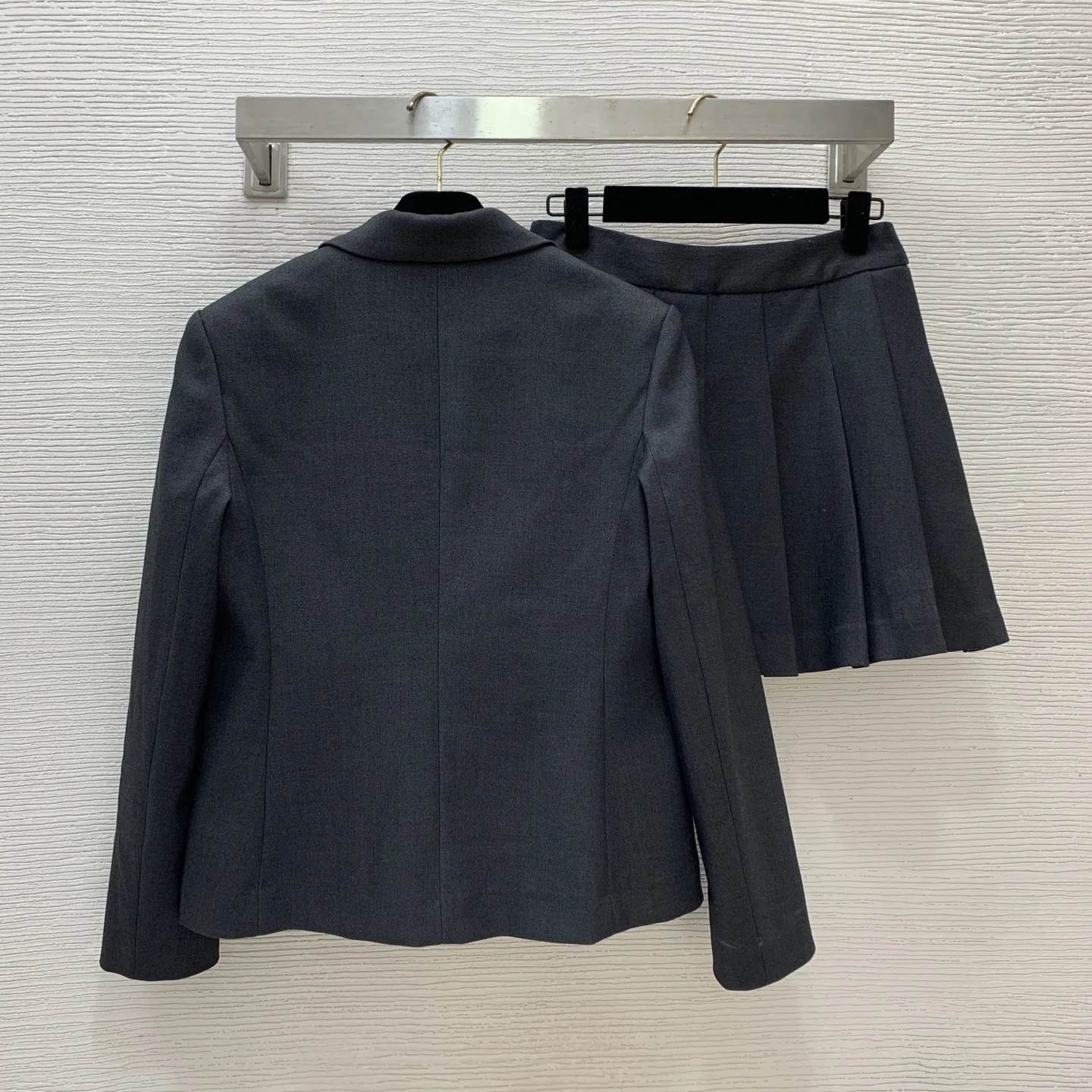 

2025 зимний новый женский пиджак с лацканами, тонкая плиссированная юбка с высокой талией, костюм в консервативном стиле