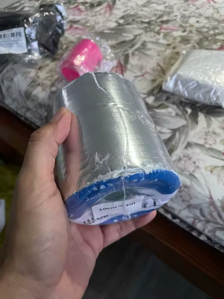 Cliente mostrando el uso de la cinta impermeable SEALFORCE™