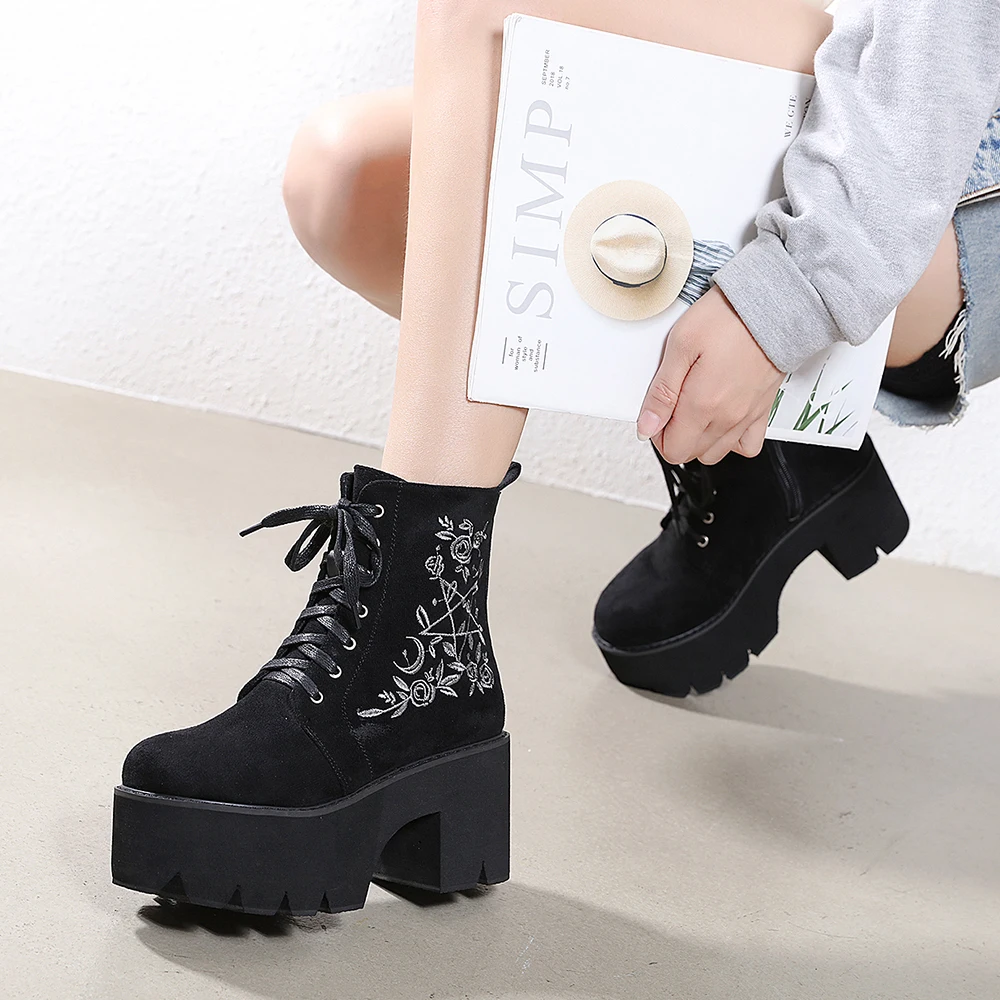 Gdgydh Women\'s Black Side Zipper Combat Boots Fashionable Lace Up Boots Platform Flower Embroidery Details Goth Shoes