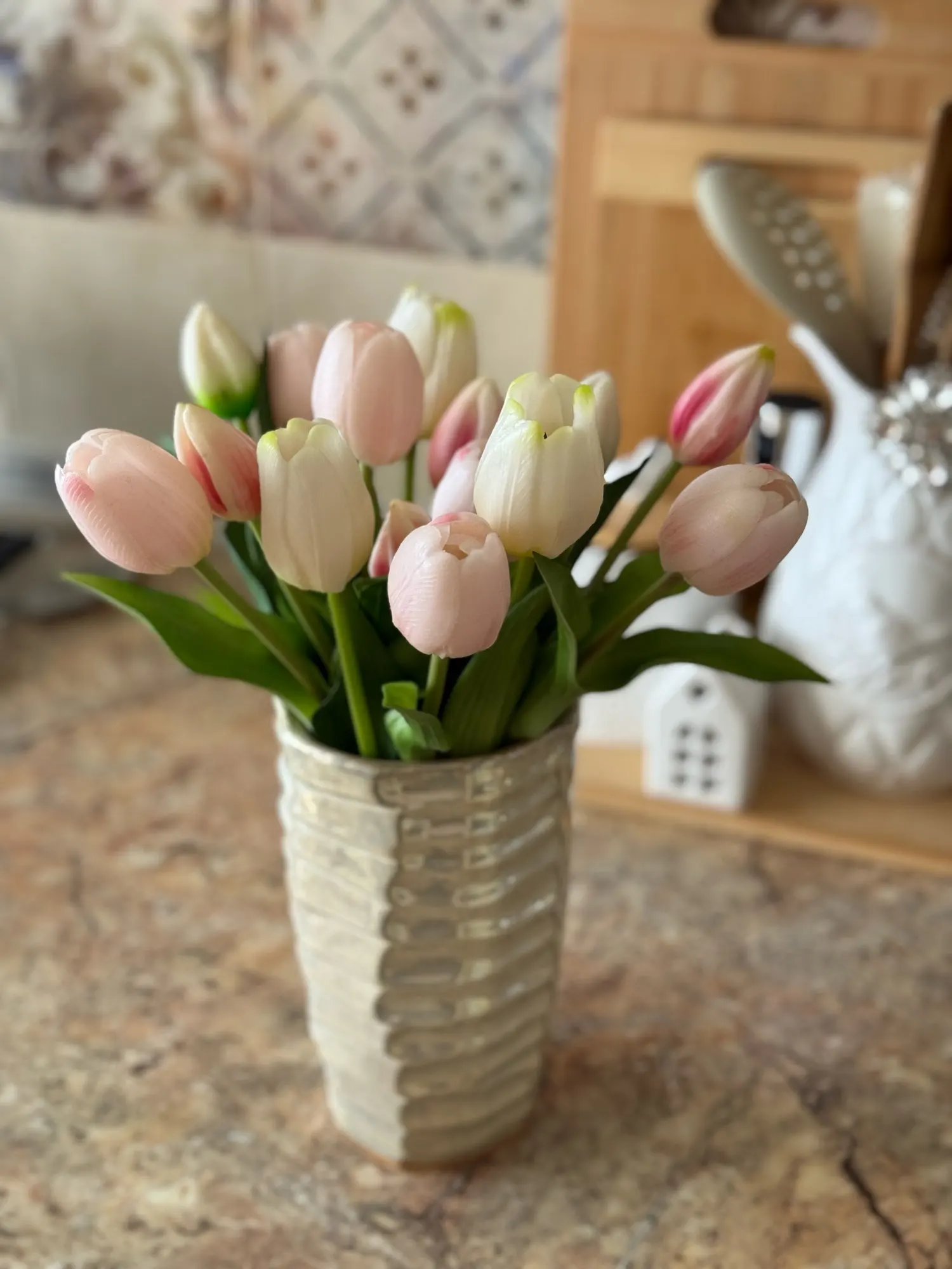 1 bundle of 5 simulated tulips, indoor home props shooting simulated flowers, Valentine's Day wedding party vase flower arrangem photo review