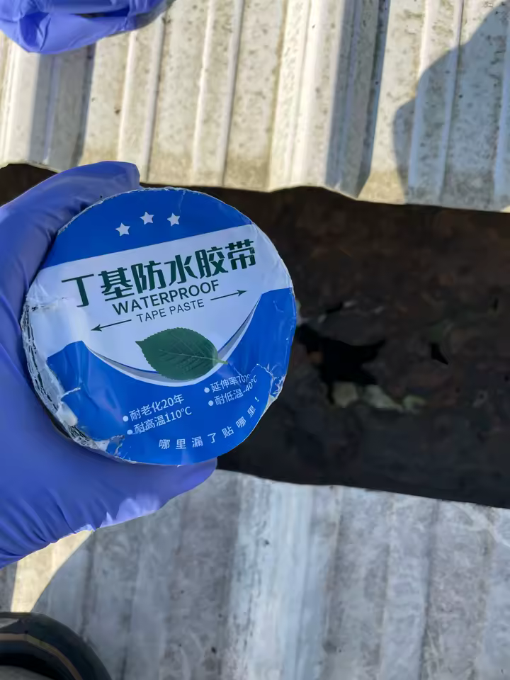Cliente mostrando el uso de la cinta impermeable SEALFORCE™