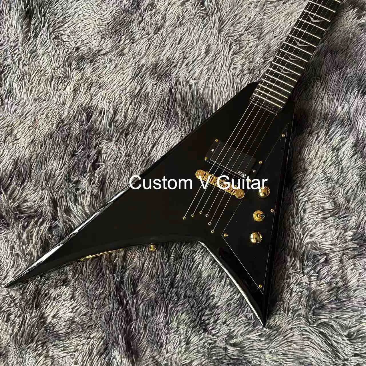 

Электрогитара в стиле Custom Jack с V-образной формой, грифом из эбони, одним звукоснимателем, золотой фурнитурой, черного цвета, с активным звукоснимателем.