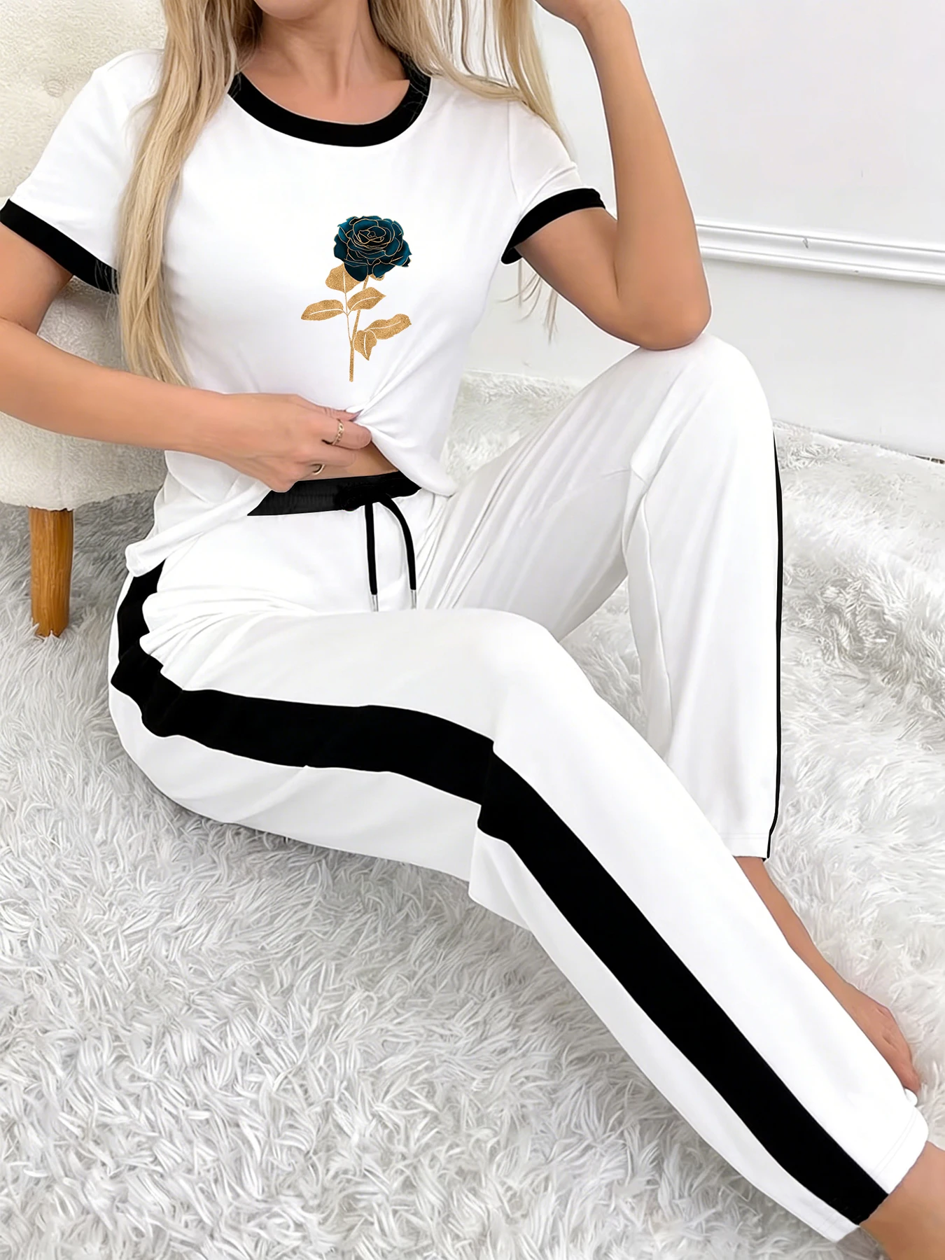 

Summer Color-Blocked Short-Sleeved Casual Set, Black and Gold Rose Print T-Shirt + Side-Striped Long Pants Two-Piece Set