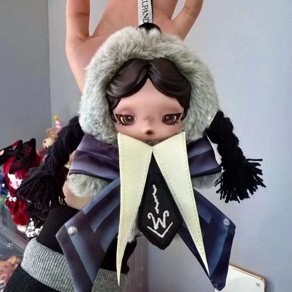 100% authentieke POP MART SKULLPANDA × Wednesday pluche Nevermore Academy uniforme versie origineel bevestigd zacht pop verzamelobject