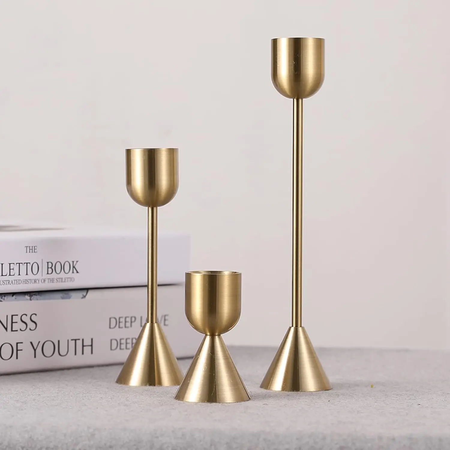 Luxury Golden Color Metal Candle Holders Candlestick Wedding Table Candle Stand New Year Bar Party Candelabra Home Decorations