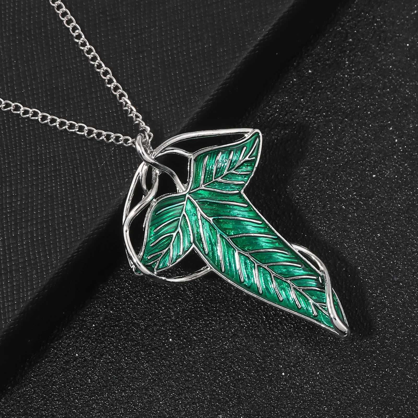 The Hobbit Pendant Necklace Vintage Elf Green Leaf Necklace Trendy Cosplay Pin Chain Necklace Jewelry Men and Women Gifts