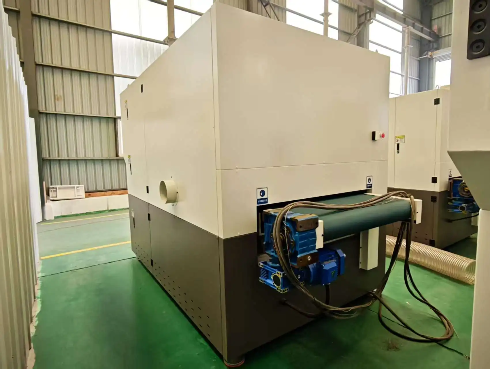 Machine d'ébavurage et de brossage de haute qualité, adaptée à la découpe laser au plasma