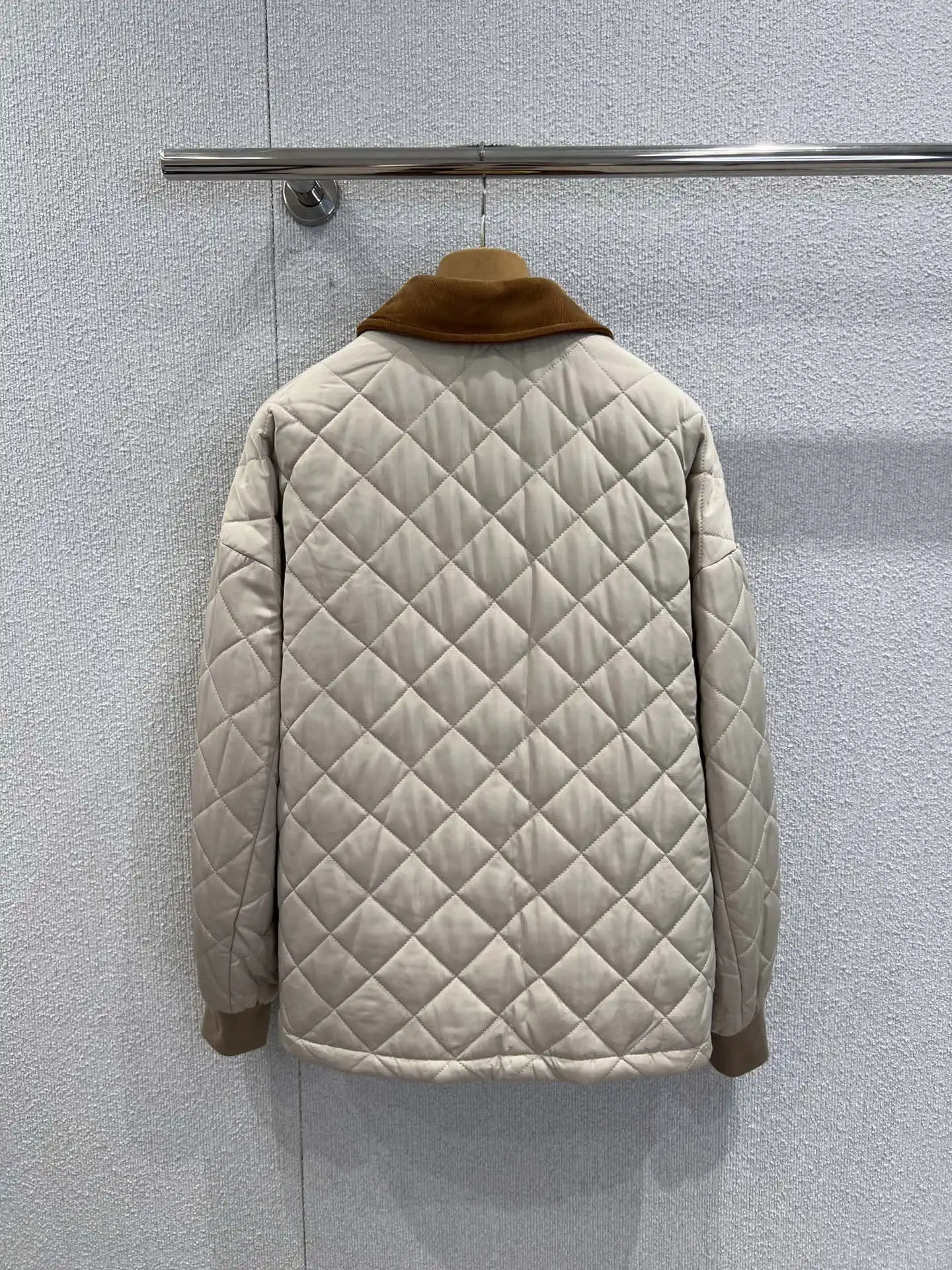 

Осень-зима 2025 года, винтажная новая стеганая хлопковая куртка-пуховик высокого качества в стиле пэчворк с лацканами ZXM001