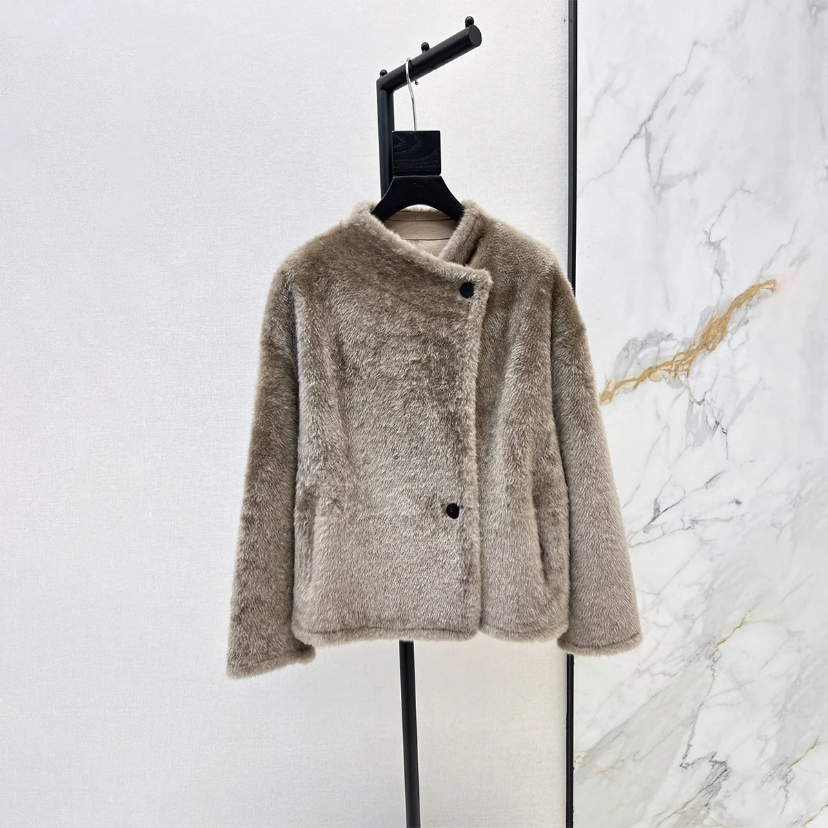 2026 high-quality women's short, loose fitting fur inspired winter coat for commuting261016191