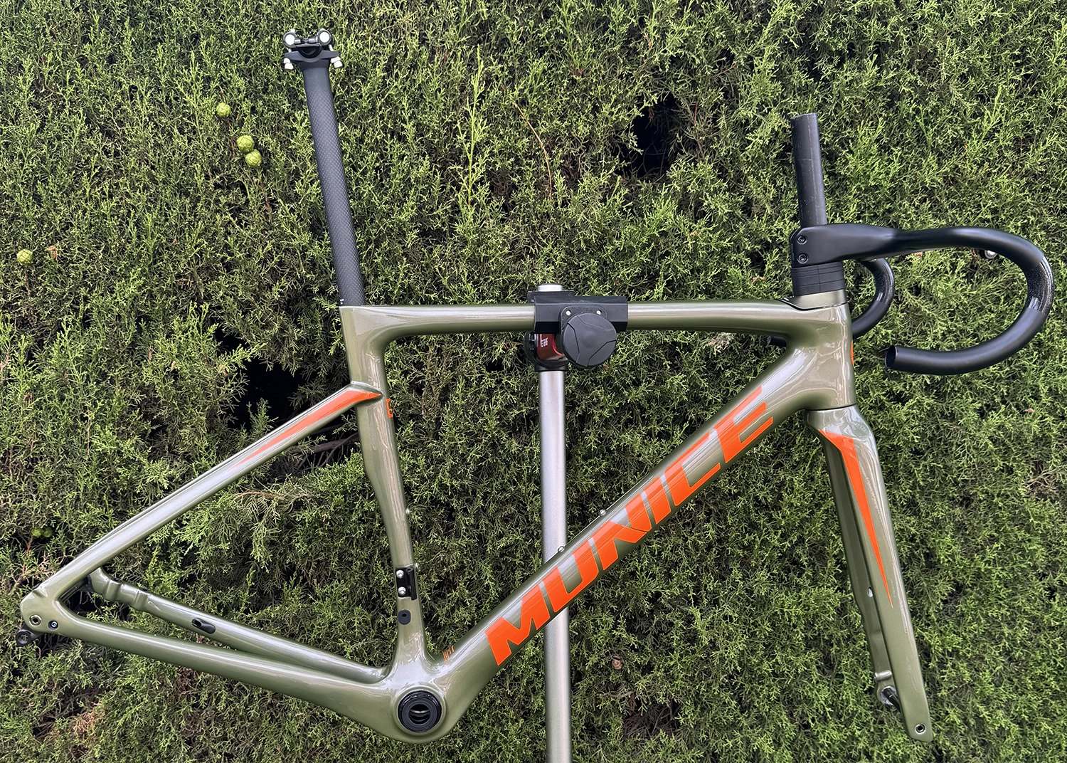 Munice R2 Carbonfaser-Rennradrahmen Versand aus Spanien Ultraleichter Allround-Carbon-Rennradrahmen Aerodynamischer EPS-geformter Carbonrahmen Scheibenbremse Max. 700*32C AERO T47 Fahrradrahmen Vollständig interne Kabelführung Lenker DI2 Mechanisch 2 Jahre Garantie – Detail 15