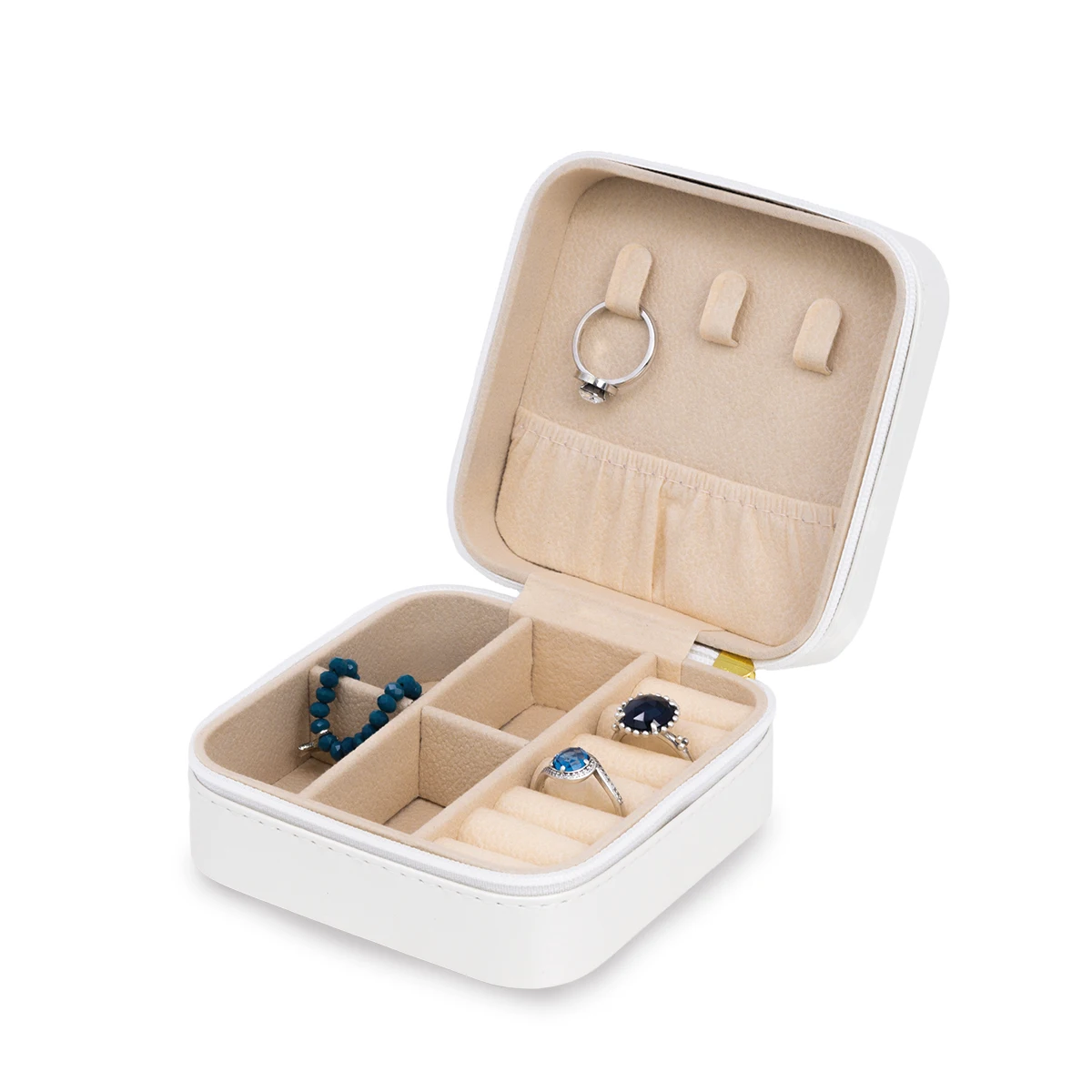 Jocca travel jeweler covered with white synthetic leather and lined with soft velvet. Easy to transport thanks to its size. Practical storage distribution for rings, bracelets or chains