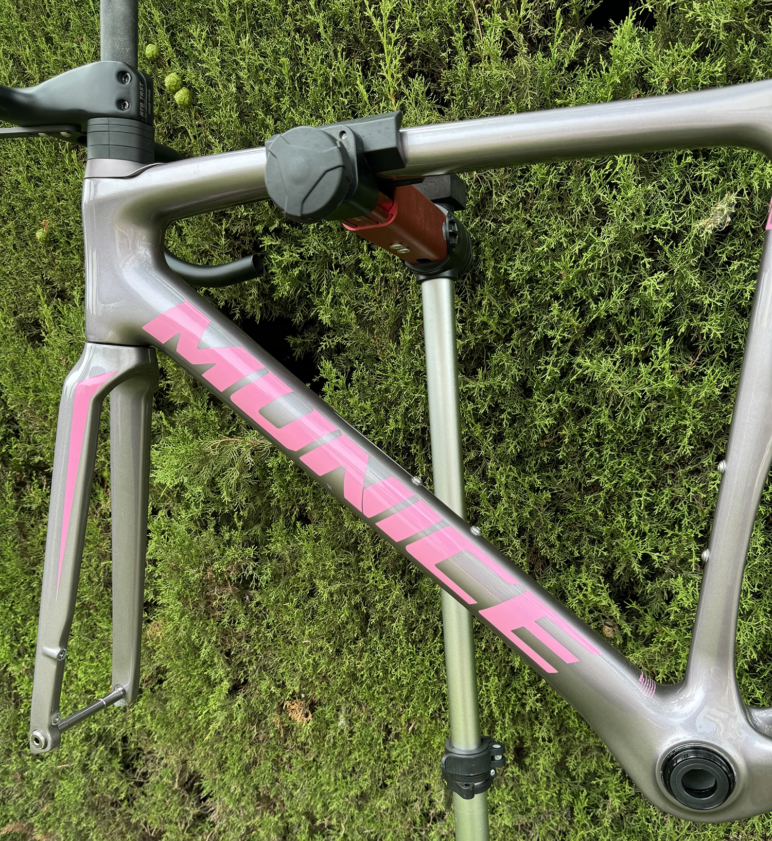 Munice R2 Carbonfaser-Rennradrahmen Versand aus Spanien Ultraleichter Allround-Carbon-Rennradrahmen Aerodynamischer EPS-geformter Carbonrahmen Scheibenbremse Max. 700*32C AERO T47 Fahrradrahmen Vollständig interne Kabelführung Lenker DI2 Mechanisch 2 Jahre Garantie – Detail 30