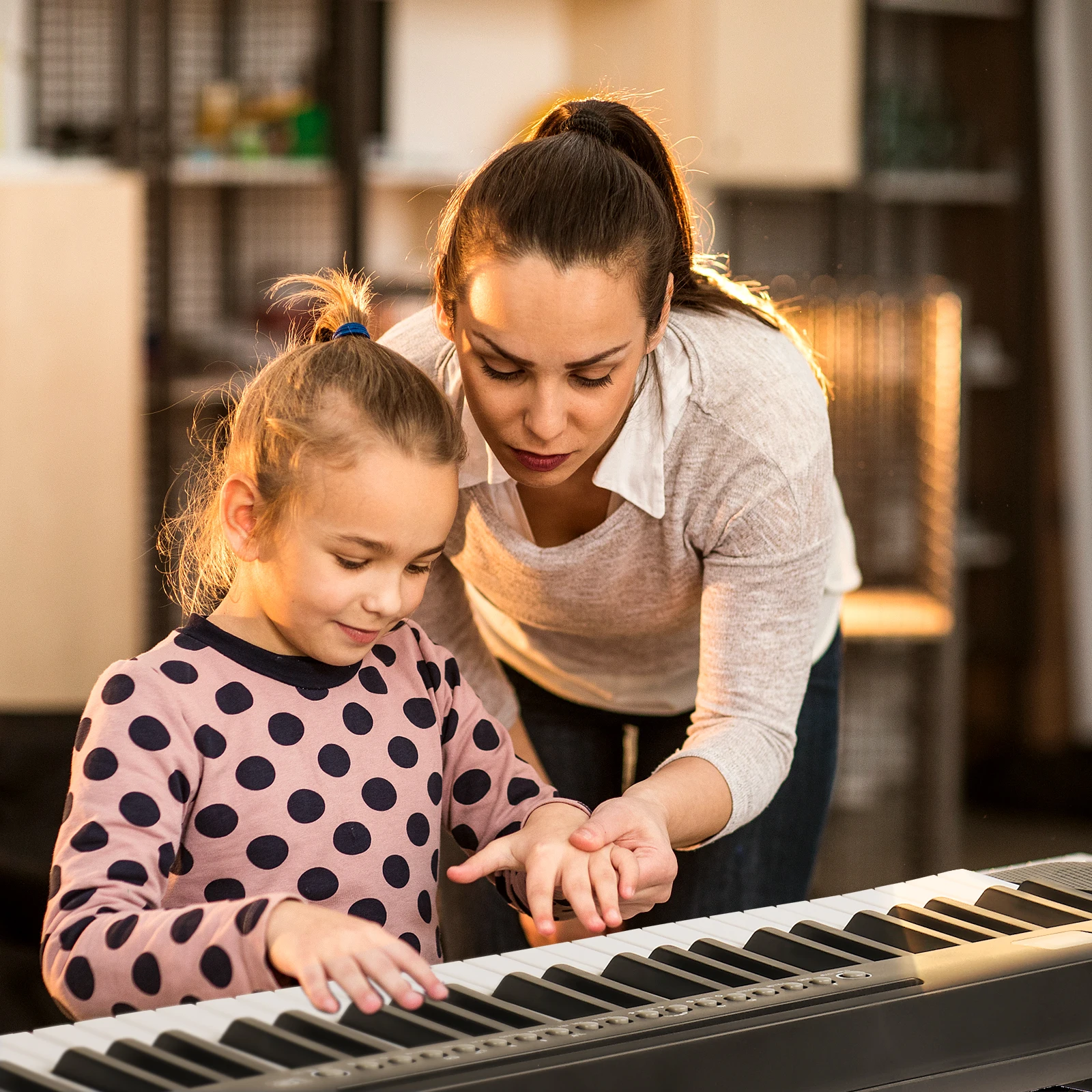 [Klawiatura GEP-109 z 61 klawiszami, podświetleniem, stojakiem na pianino, ławką do pianina, wbudowanymi głośnikami, słuchawkami i mikrofonem] - Nie sprzedawaj na Amazonie — zdjęcie 6