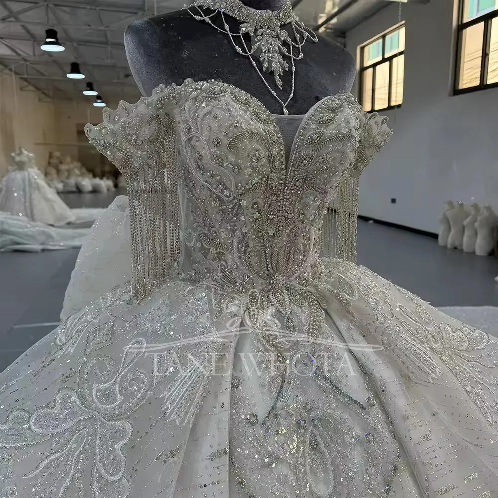 ชุดแต่งงาน Robe De Marie แบบเปิดไหล่ประดับพู่ห้อย แต่งลูกปัดคริสตัลทรงบอลกาวน์ ผ้าลูกไม้หรูหรา