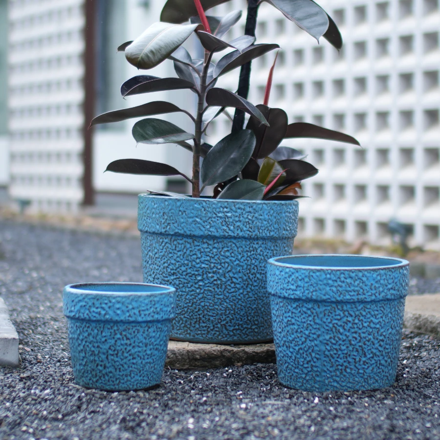 Ensemble de trois pots en céramique faits à la main avec une glaçure bleue mouchetée ; pots en argile perméable à l'air, adaptés aux plantes d'intérieur et aux succulentes.