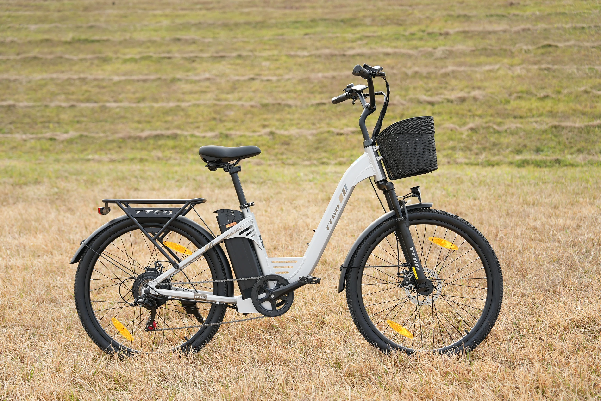 TTGO C2 Pro, elektrische fiets voor dames, ideaal voor woon-werkverkeer, met 26 inch banden, 250W motor, een actieradius van 120 km, een lichtgewicht aluminium frame en een 7-versnellings systeem.