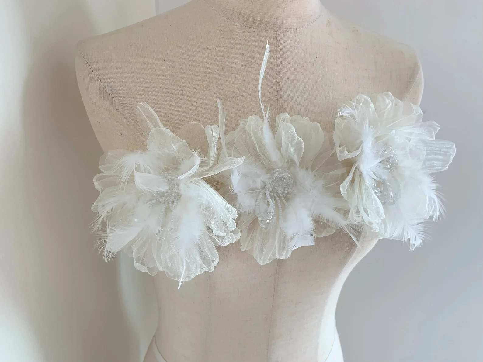 

2 Pieces Off White Flower With Feathers , Sew On Patch Dress Hat Bag Jeans Applique Crafts Clothing Accessories