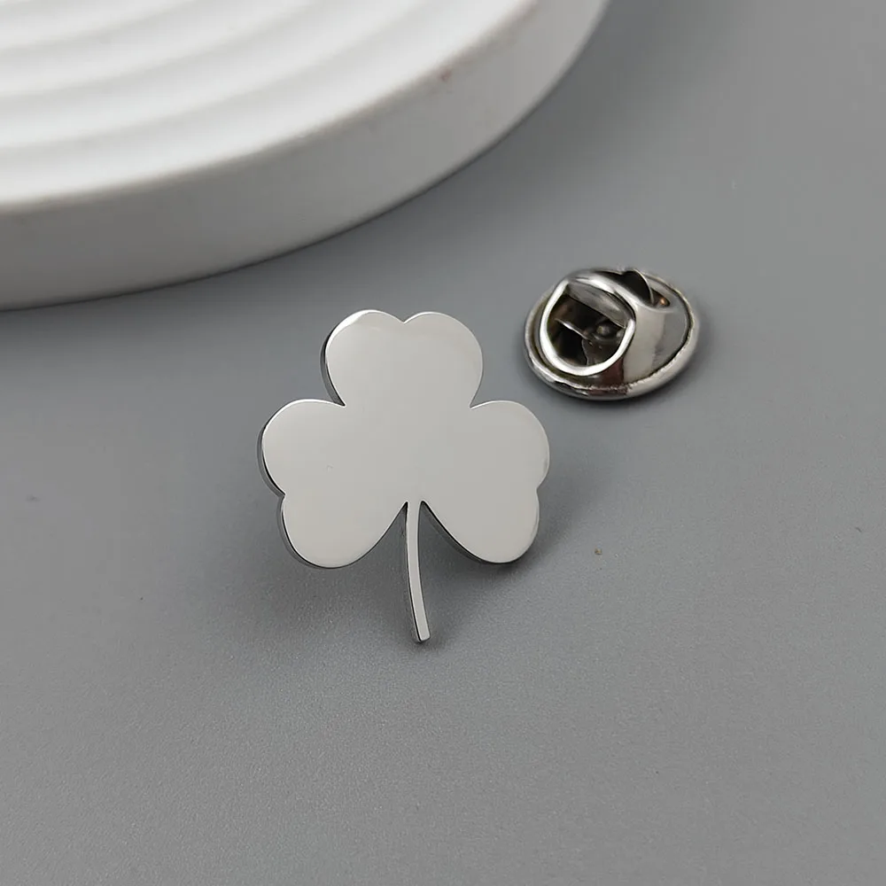 Insignia chapada en oro de acero inoxidable de trébol estilo punk a la moda, pin para cuello de traje de hombre, traje con broche de plata, joyería de boda