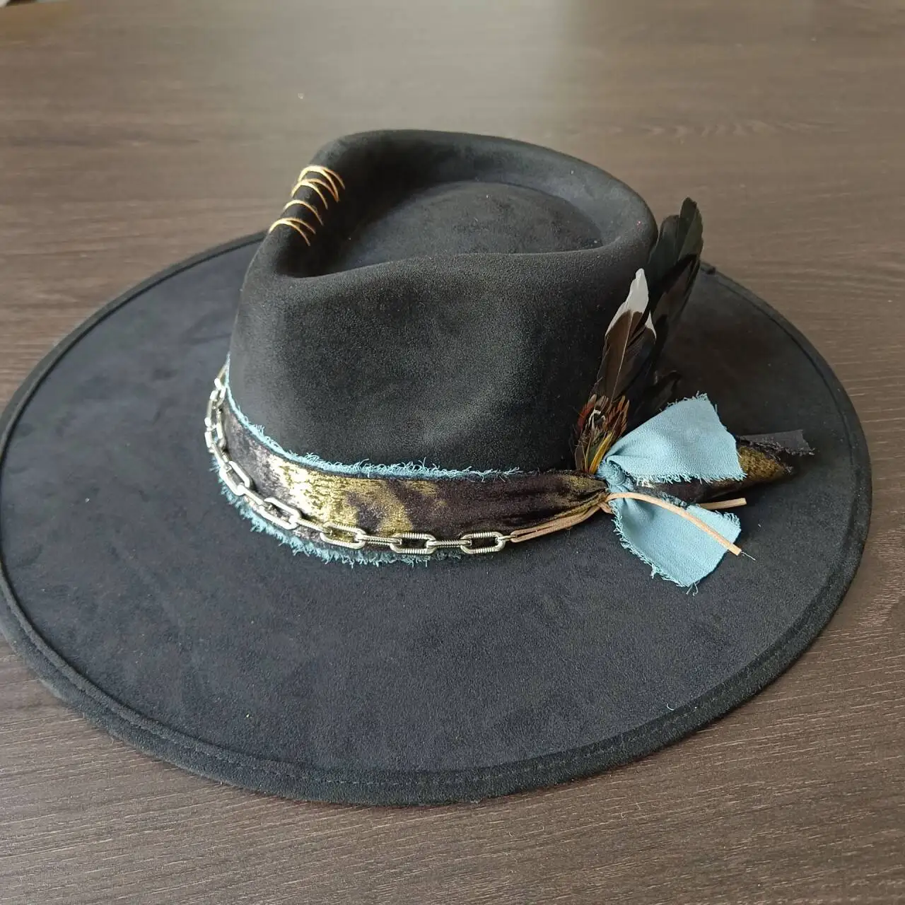 Cappello jazz caffè a tesa larga per uomo e donna, moda retrò, fedora decorata con piume rivettate, cappello di paglia Panama, nuovo stile