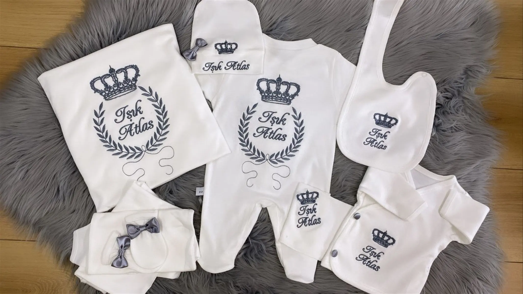 

Baby Newborn Set with Crown Bow Embroidery and Name Embroidery