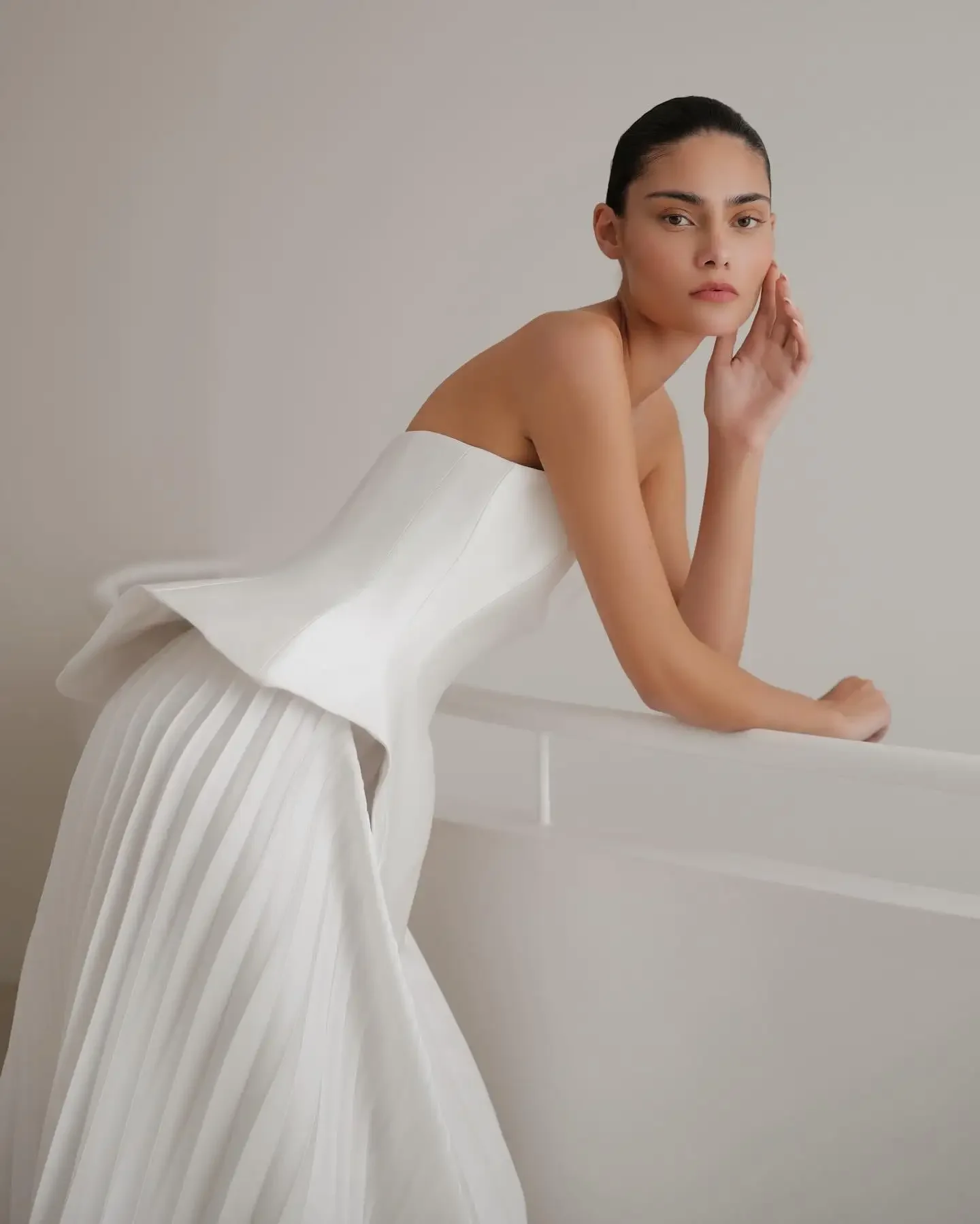 Lakshmigown Weißes Plissiertes Hochzeitskleid Langes Brautkleid aus Seiden-Taft Weißes Plissee-Hochzeitskleid Nach Maß – Detail 7