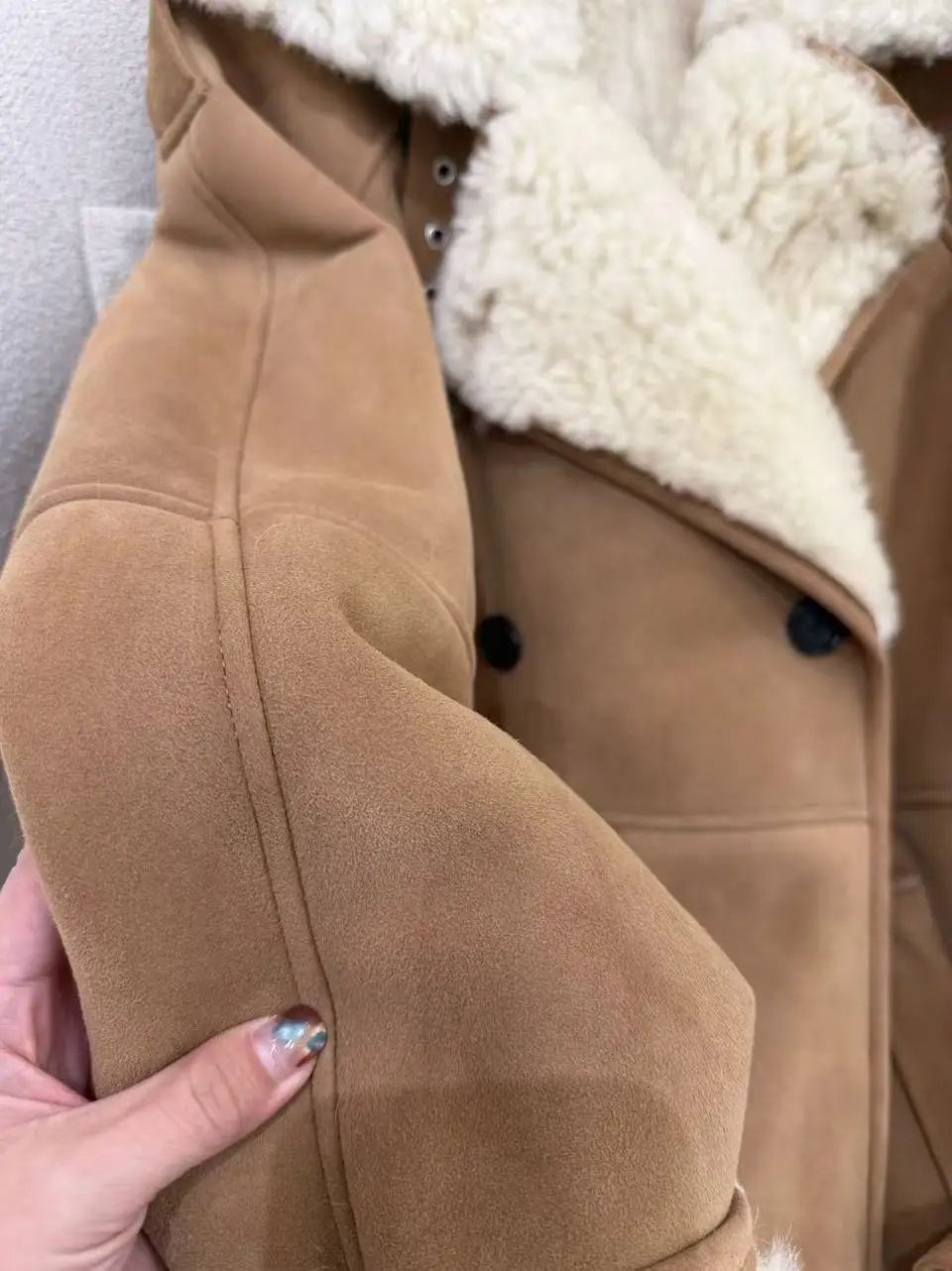 Wintermantel aus Schaffell mit warmem Gürtel für Damen