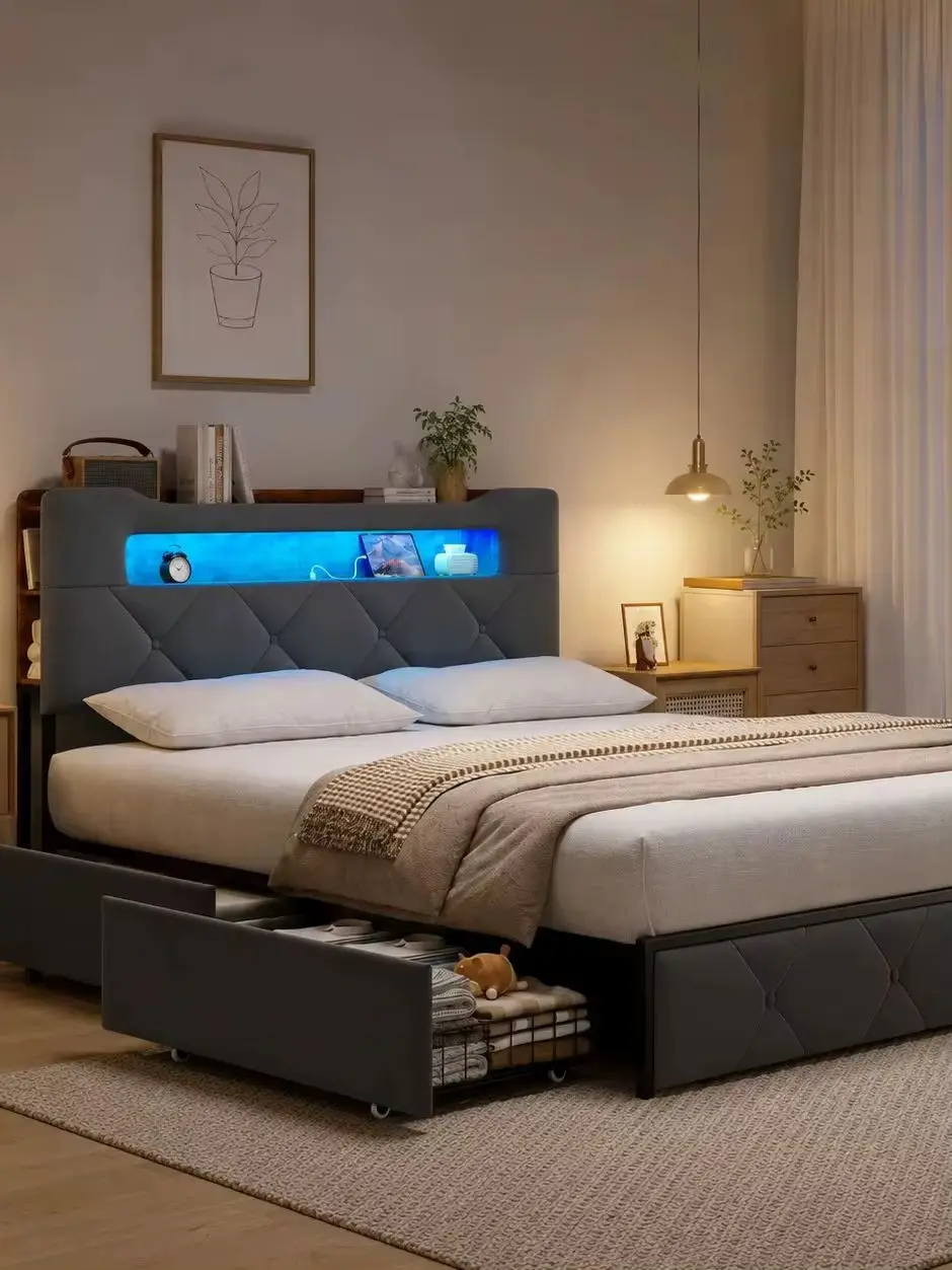 Dieses samtbezogene Doppelbettgestell verfügt über ein Kopfteil mit Stauraum und vier Schubladen. Das Plattformbett hat eine gemischte MDF-Metallstruktur und viel Stauraum unter dem Bett, was es für