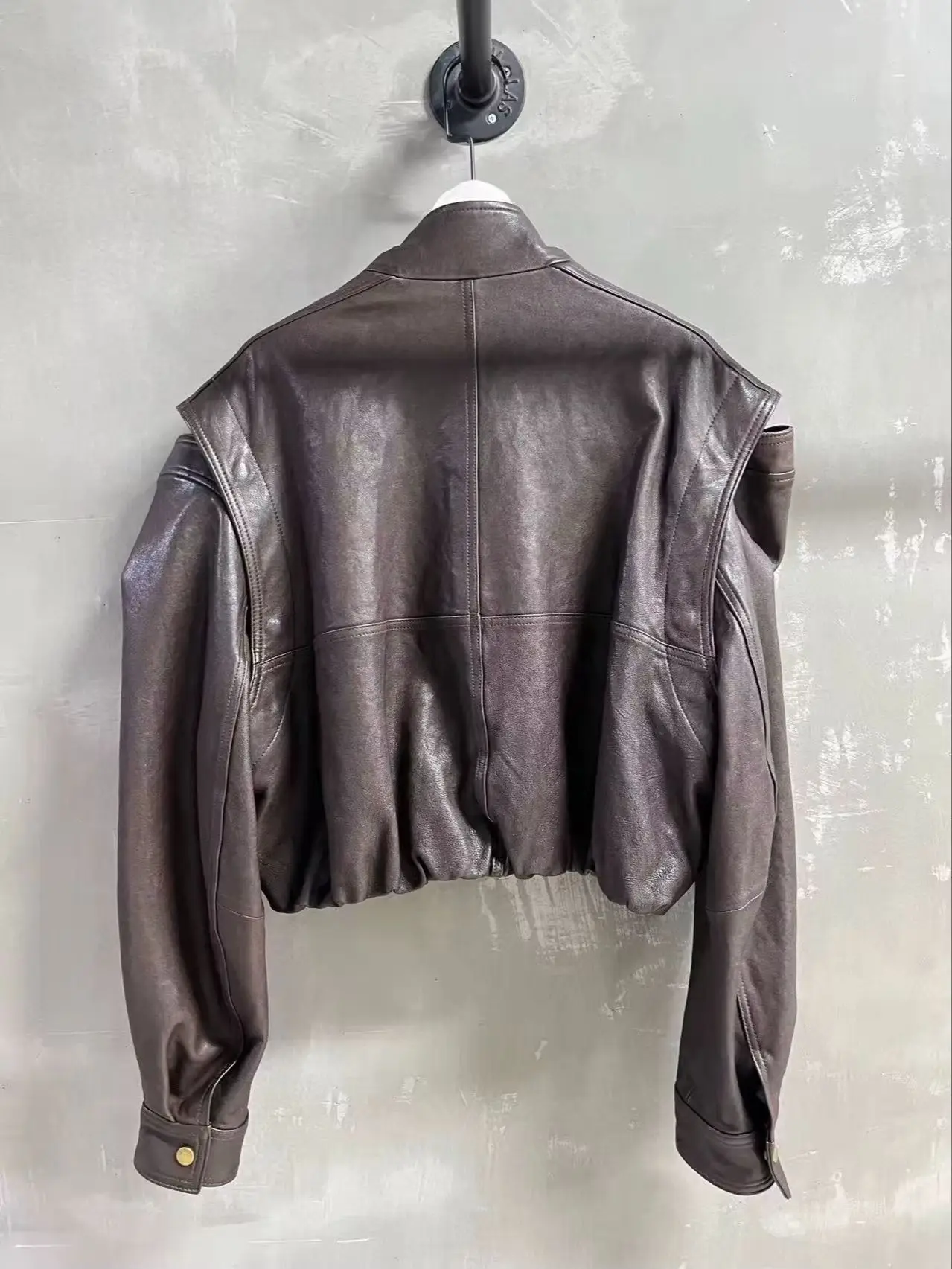 Versatile fashionable leather jacket with removable sleeves design
